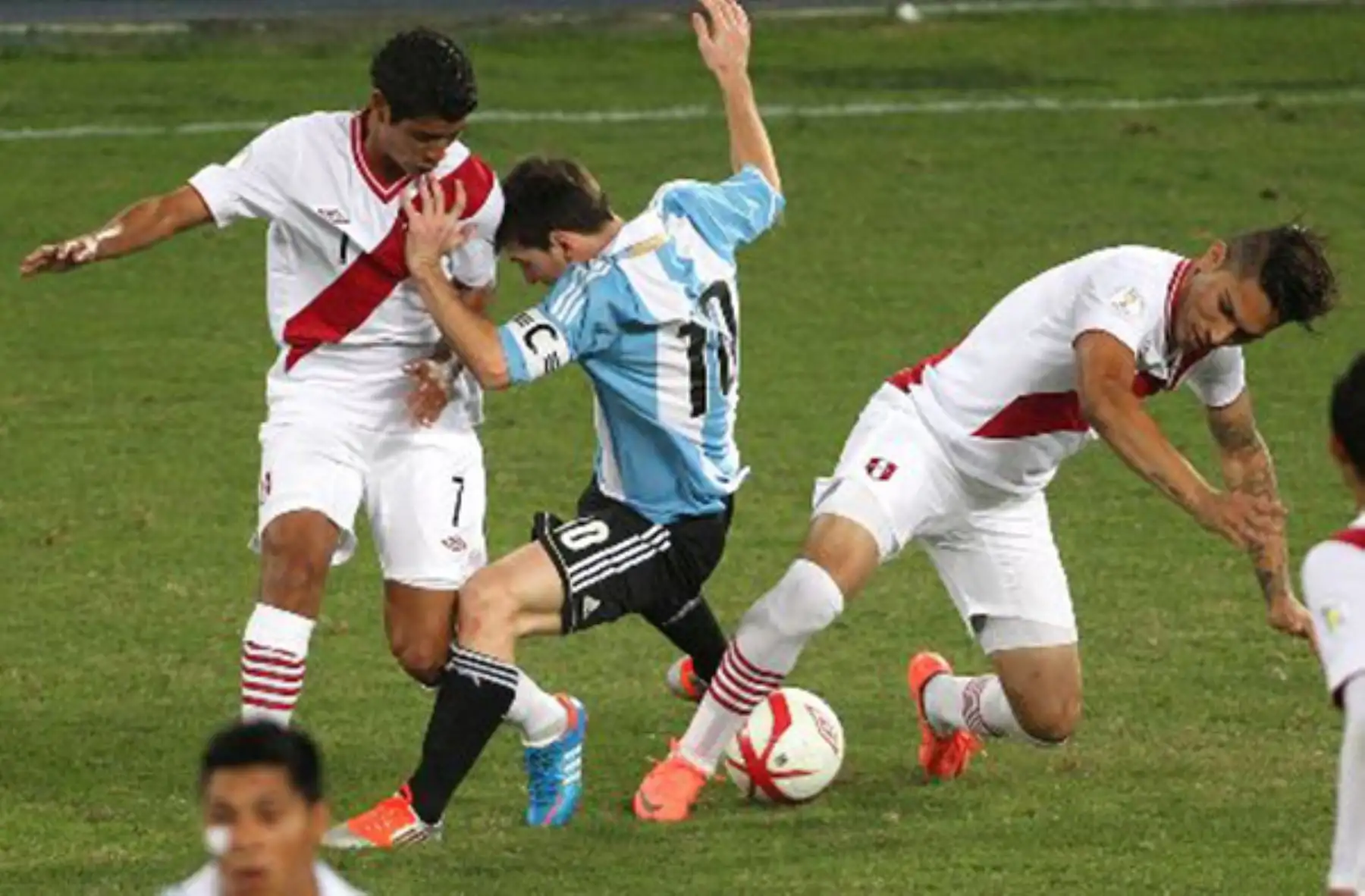 Lima - 11 setiembre 2012 / Lionel Messi marcado por Paolo Guerrero en el Encuentro entre Perú y Argentina por la octava fecha de las Eliminatorias para el mundial de Brasil 2014. Foto: ANDINA / Carlos Lezama