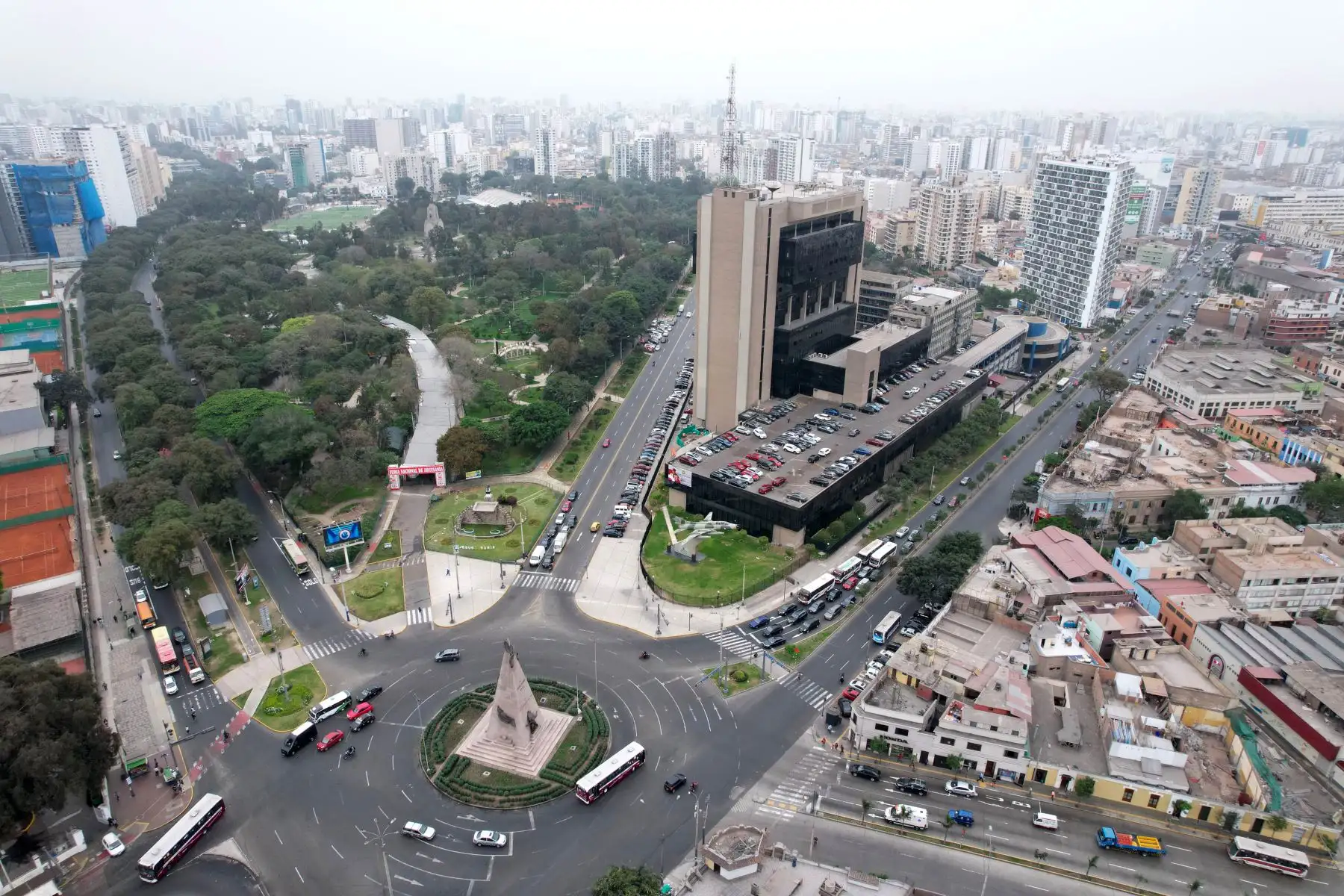 Debido al cierre total de la Av. Brasil previsto para el 29 de julio por la Parada Militar, se estableció un desvío vehicular y peatonal en la Av. Salaverry. Foto: ANDINA/Daniel Bracamonte