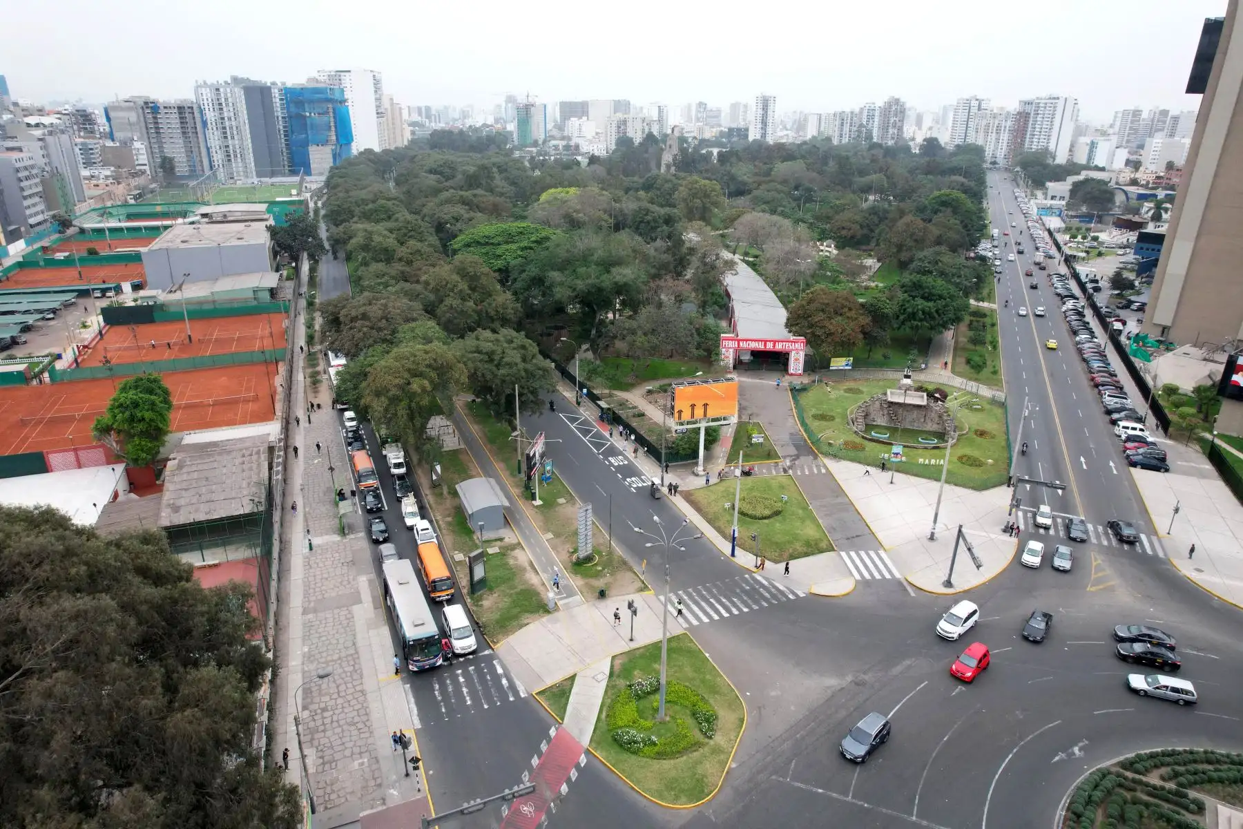 Debido al cierre total de la Av. Brasil previsto para el 29 de julio por la Parada Militar, se estableció un desvío vehicular y peatonal en la Av. Salaverry. Foto: ANDINA/Daniel Bracamonte
