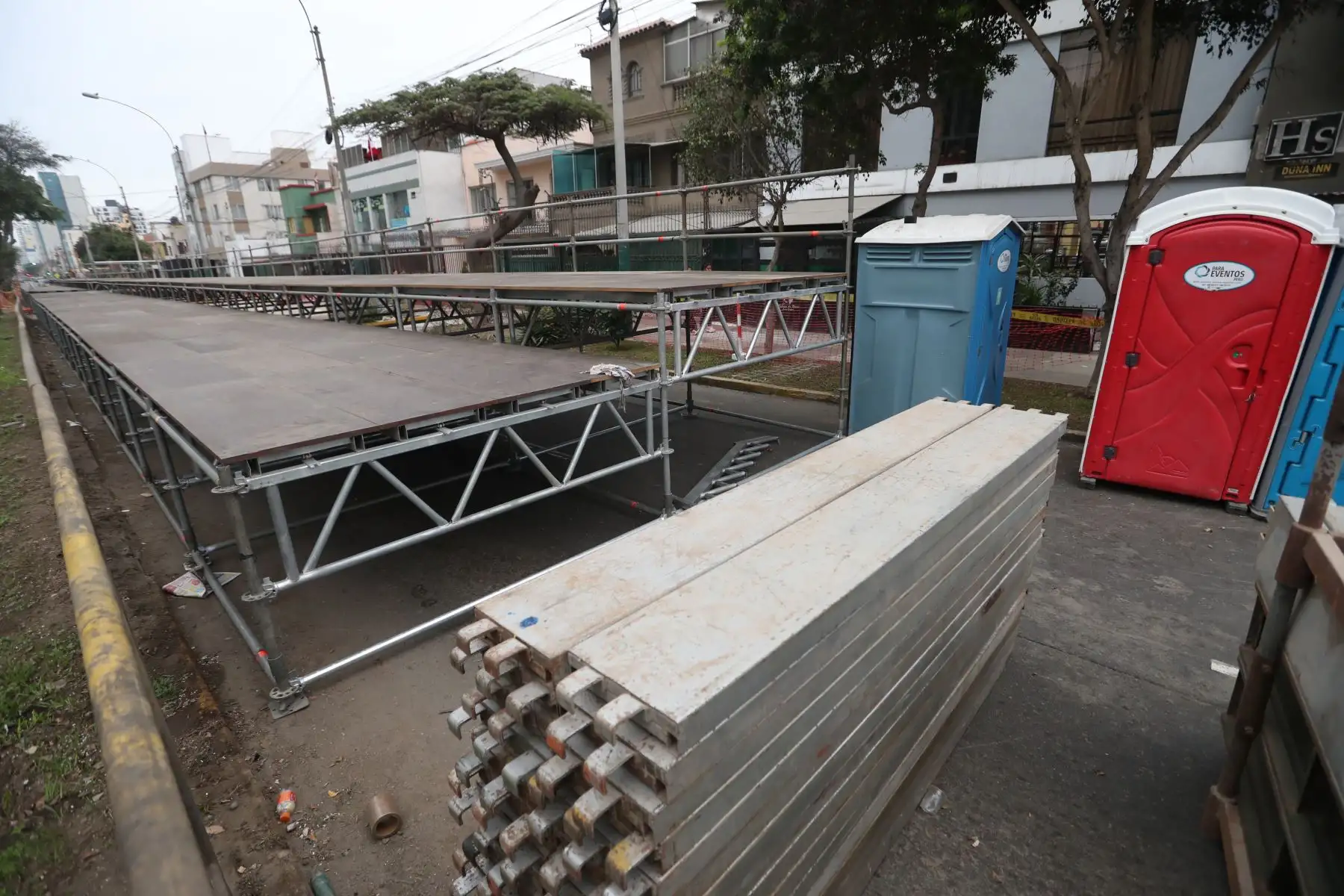 Comenzó la instalación de los estrados a lo largo de la Av. Brasil con miras a la Parada Militar por Fiestas Patrias a realizarse el sábado 29 de julio. Foto: ANDINA/Daniel Bracamonte