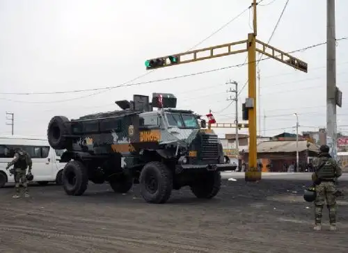 Alrededor de 1,000 agentes de la Dinoes refuerzan la seguridad en diversos puntos de la Panamericana Sur, en Ica, como en Barrio Chino, para evitar el bloqueo de esa carretera. Foto: Genry Bautista.