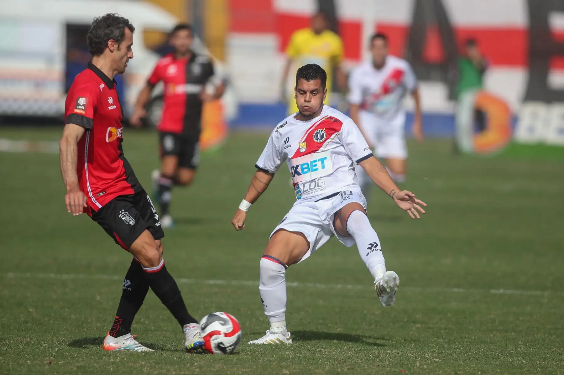 El equipo arequipeño vence 1- 0 al Deportivo Municipal  Matías Pérez García del Muni cubre el ataque del Melgar en el Estadio Elias Moreno de VES por el último partido de la fecha 4 del Torneo Clausura.
Foto: ANDINA/Ricardo Cuba