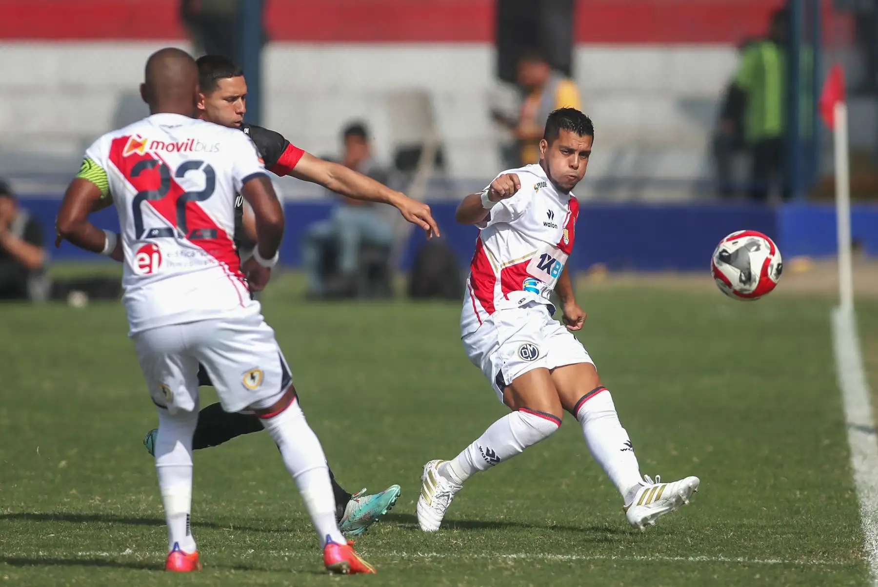El equipo arequipeño vence 1- 0 al Deportivo Municipal Matías Pérez García del Muni despeja el balón  en el Estadio Elias Moreno de VES por el último partido de la fecha 4 del Torneo Clausura.
Foto: ANDINA/Ricardo Cuba