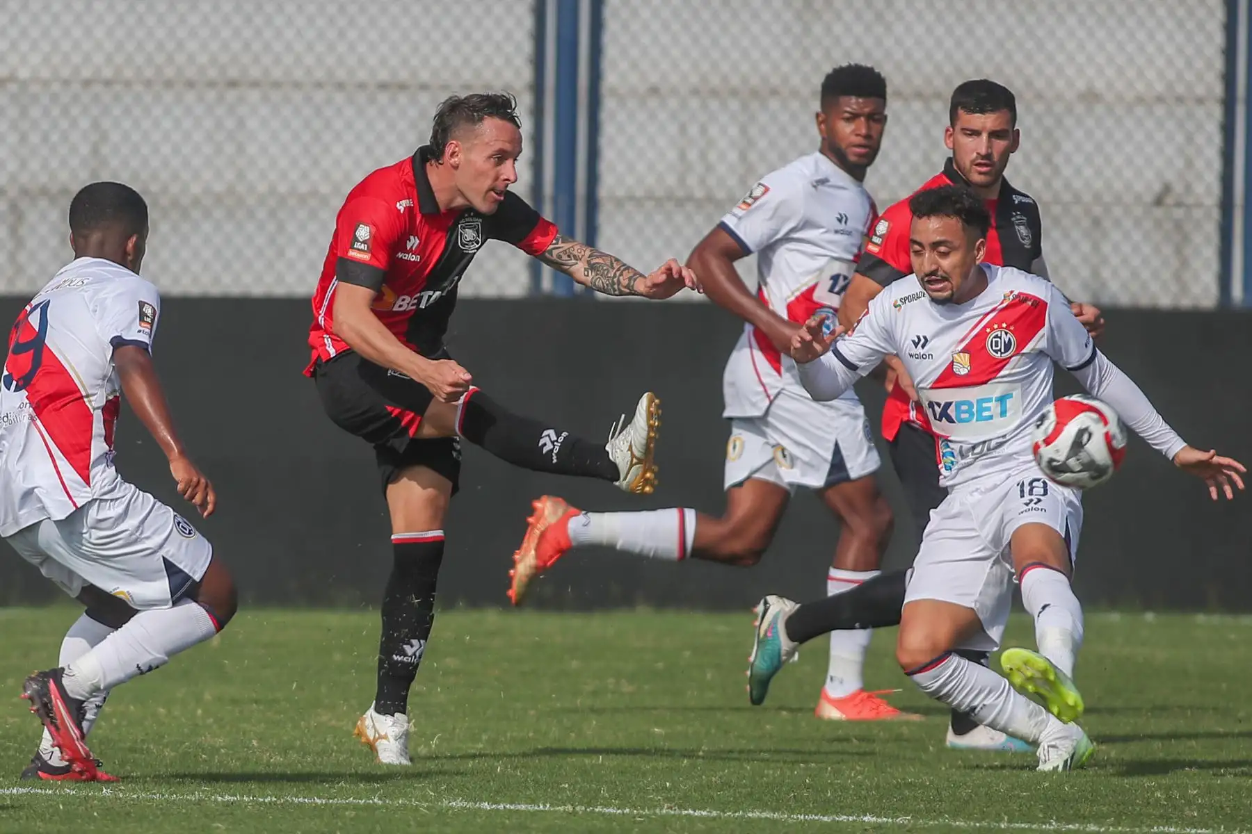 Pablo Lavandeira del equipo arequipeño enfrenta al Deportivo Municipal  en el Estadio Elias Moreno de VES por el último partido de la fecha 4 del Torneo Clausura venciendo 1- 0.
Foto: ANDINA/Ricardo Cuba