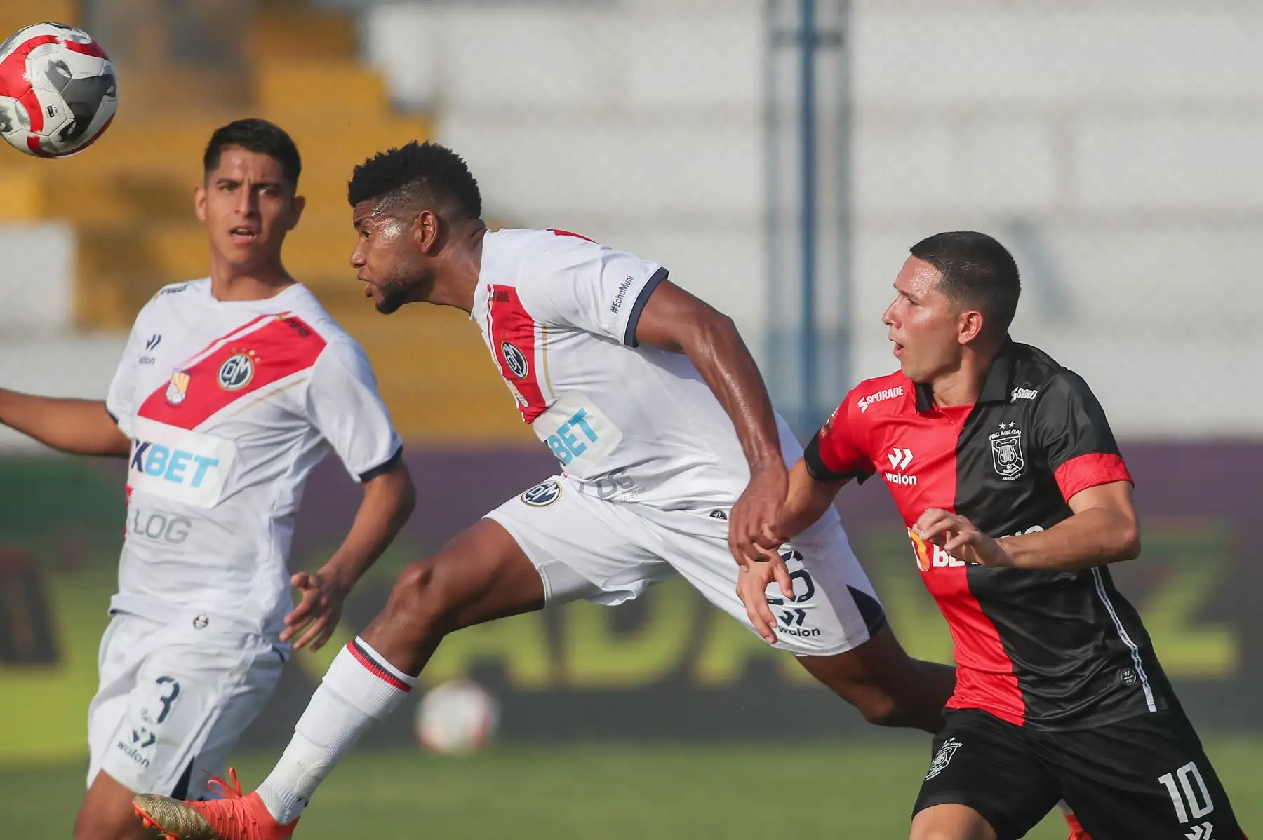 El equipo arequipeño vence 1- 0 al Deportivo Municipal, Jorge Toledo del Muni enfrenta a Tomás Martínez del Melgar en el Estadio Elias Moreno de VES por el último partido de la fecha 4 del Torneo Clausura.
Foto: ANDINA/Ricardo Cuba