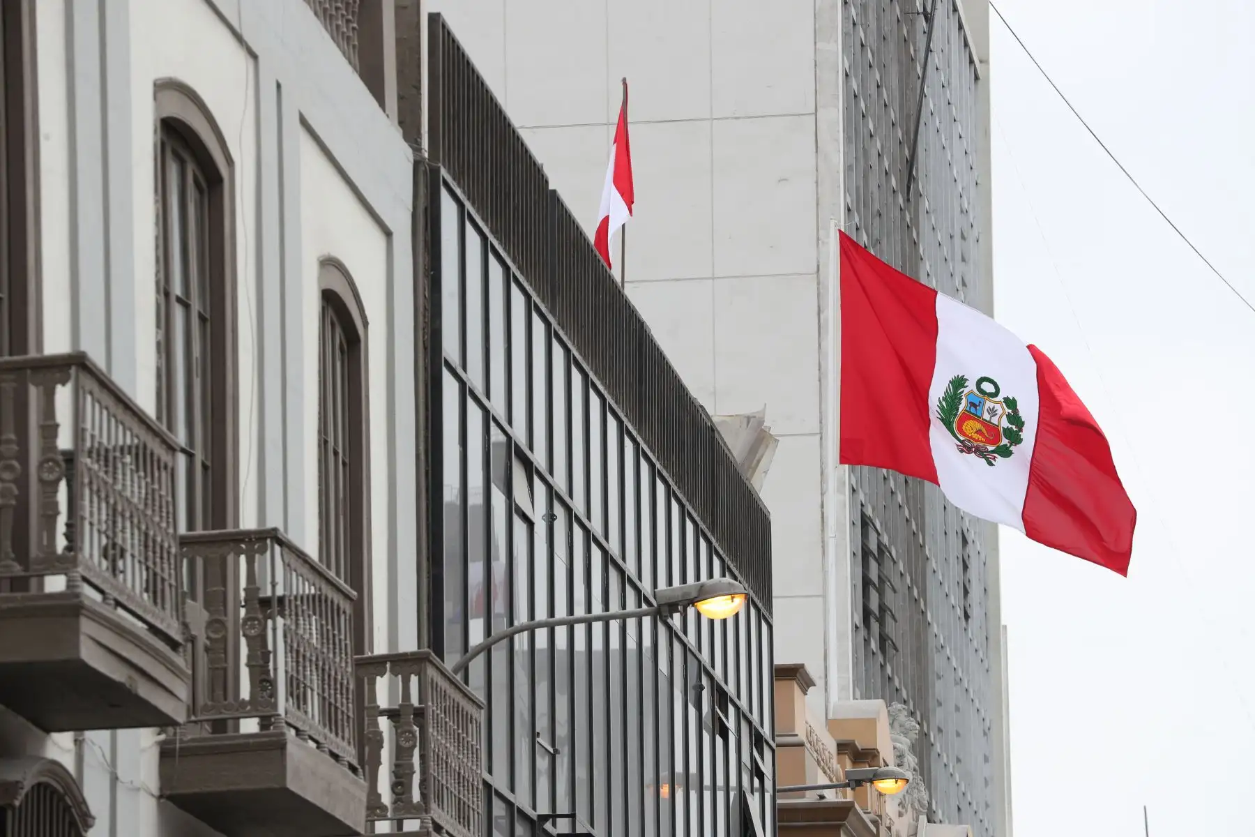 La ciudad de Lima, en el mes de julio, luce con diversos símbolos patrios como banderas, escarapelas, entre otros arreglos, por conmemorarse las Fiestas Patrias de Perú. Foto: ANDINA/Daniel Bracamonte