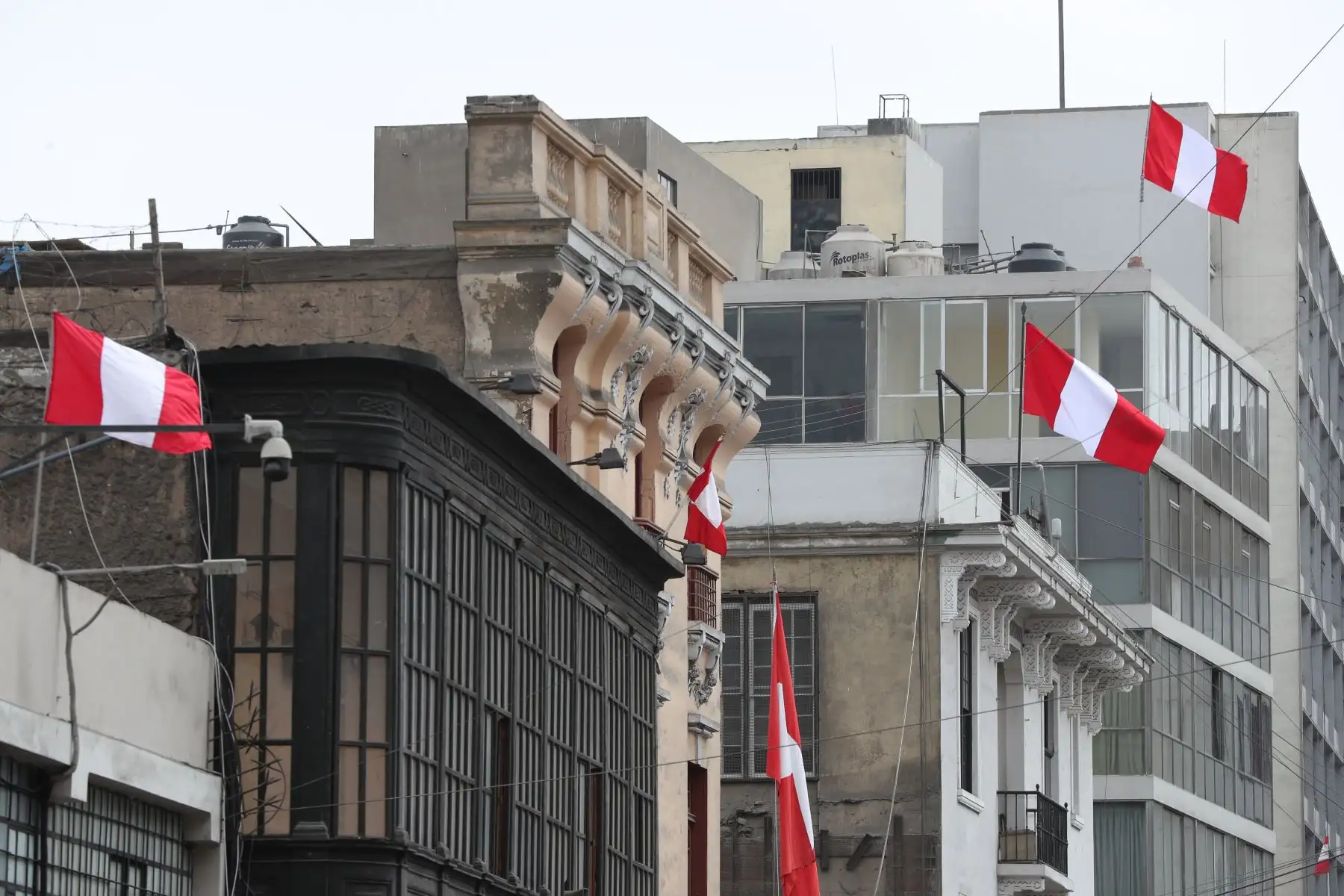 La ciudad de Lima, en el mes de julio, luce con diversos símbolos patrios como banderas, escarapelas, entre otros arreglos, por conmemorarse las Fiestas Patrias de Perú. Foto: ANDINA/Daniel Bracamonte