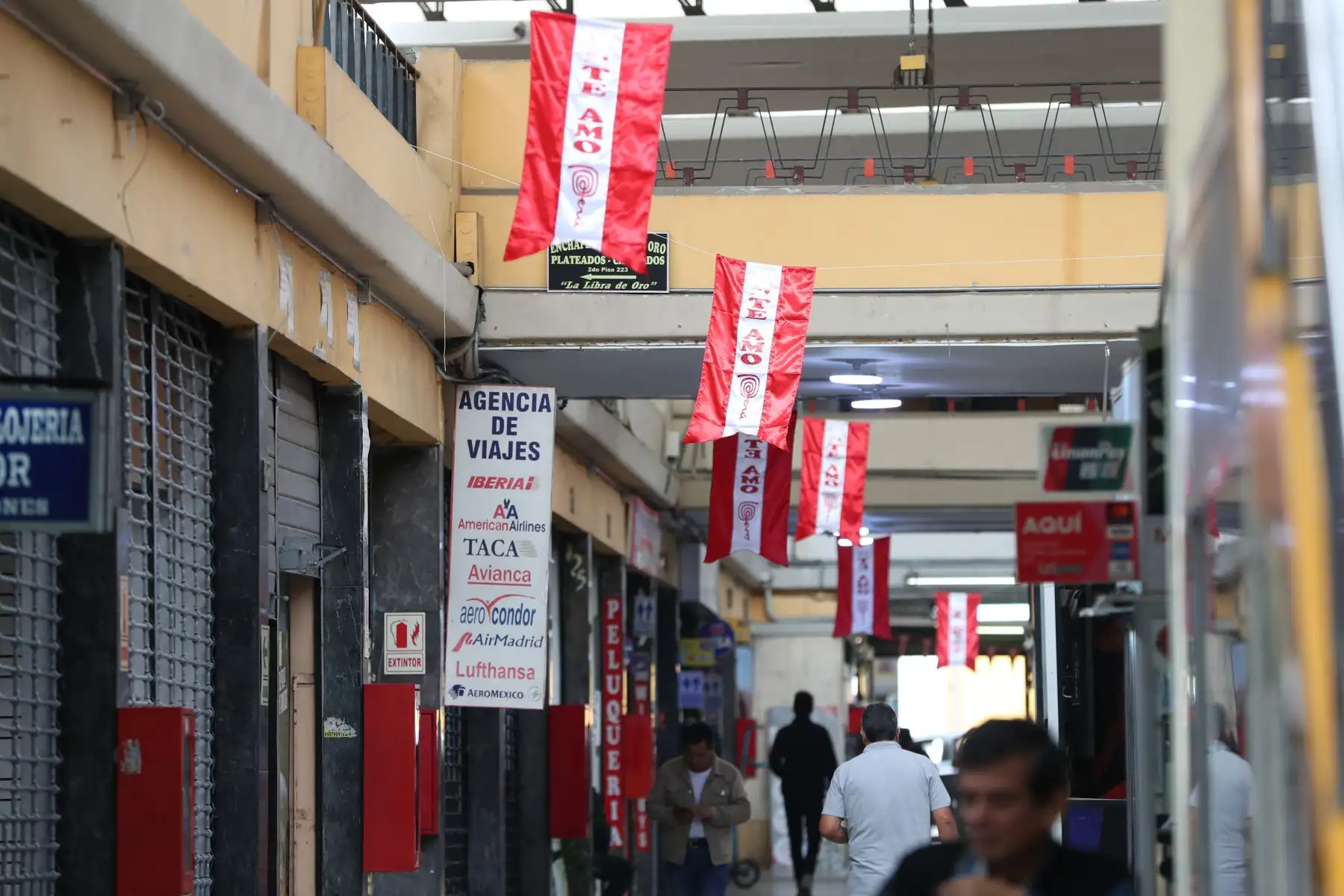 La ciudad de Lima, en el mes de julio, luce con diversos símbolos patrios como banderas, escarapelas, entre otros arreglos, por conmemorarse las Fiestas Patrias de Perú. Foto: ANDINA/Daniel Bracamonte