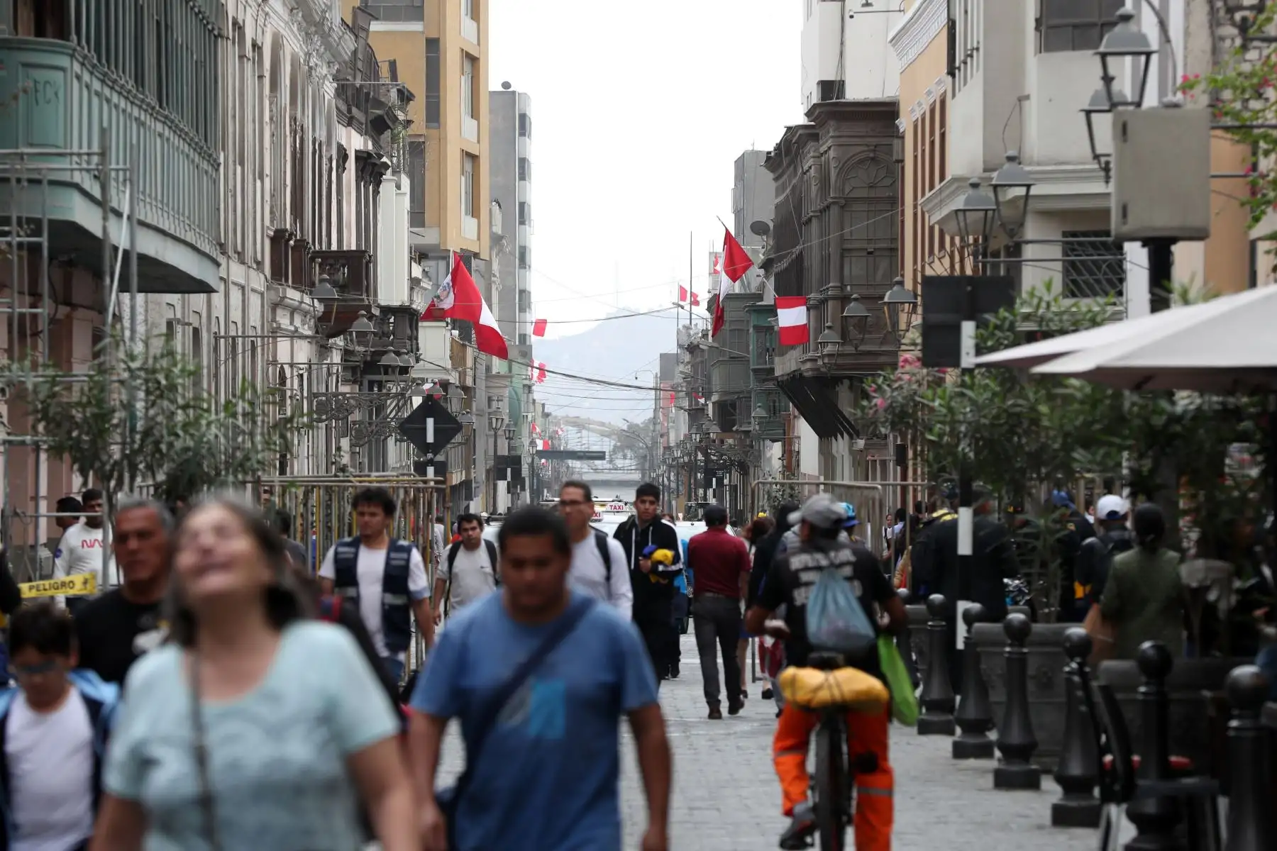 La ciudad de Lima, en el mes de julio, luce con diversos símbolos patrios como banderas, escarapelas, entre otros arreglos, por conmemorarse las Fiestas Patrias de Perú. Foto: ANDINA/Daniel Bracamonte