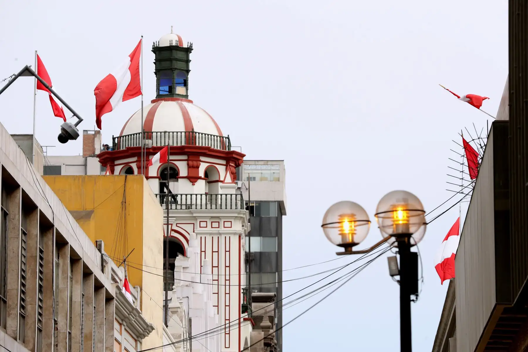 La ciudad de Lima, en el mes de julio, luce con diversos símbolos patrios como banderas, escarapelas, entre otros arreglos, por conmemorarse las Fiestas Patrias de Perú. Foto: ANDINA/Daniel Bracamonte