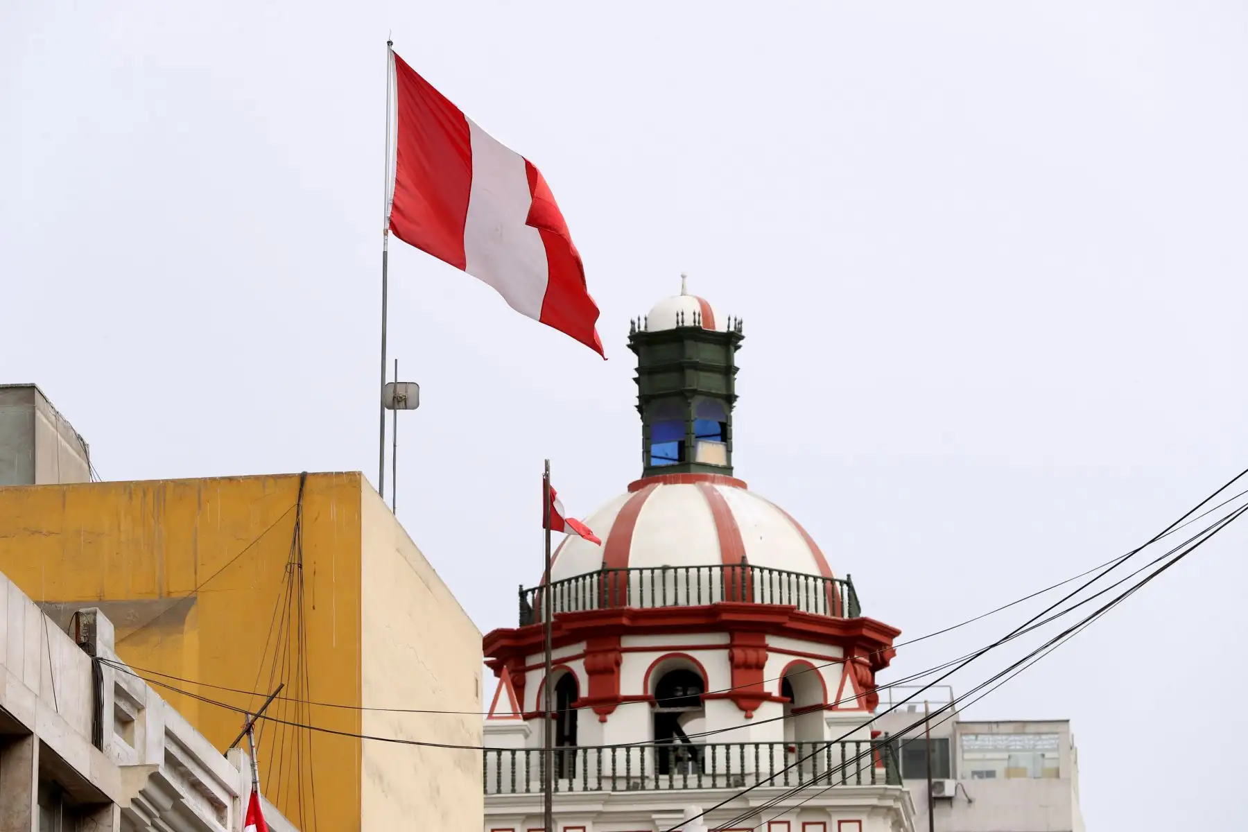 La ciudad de Lima, en el mes de julio, luce con diversos símbolos patrios como banderas, escarapelas, entre otros arreglos, por conmemorarse las Fiestas Patrias de Perú. Foto: ANDINA/Daniel Bracamonte
