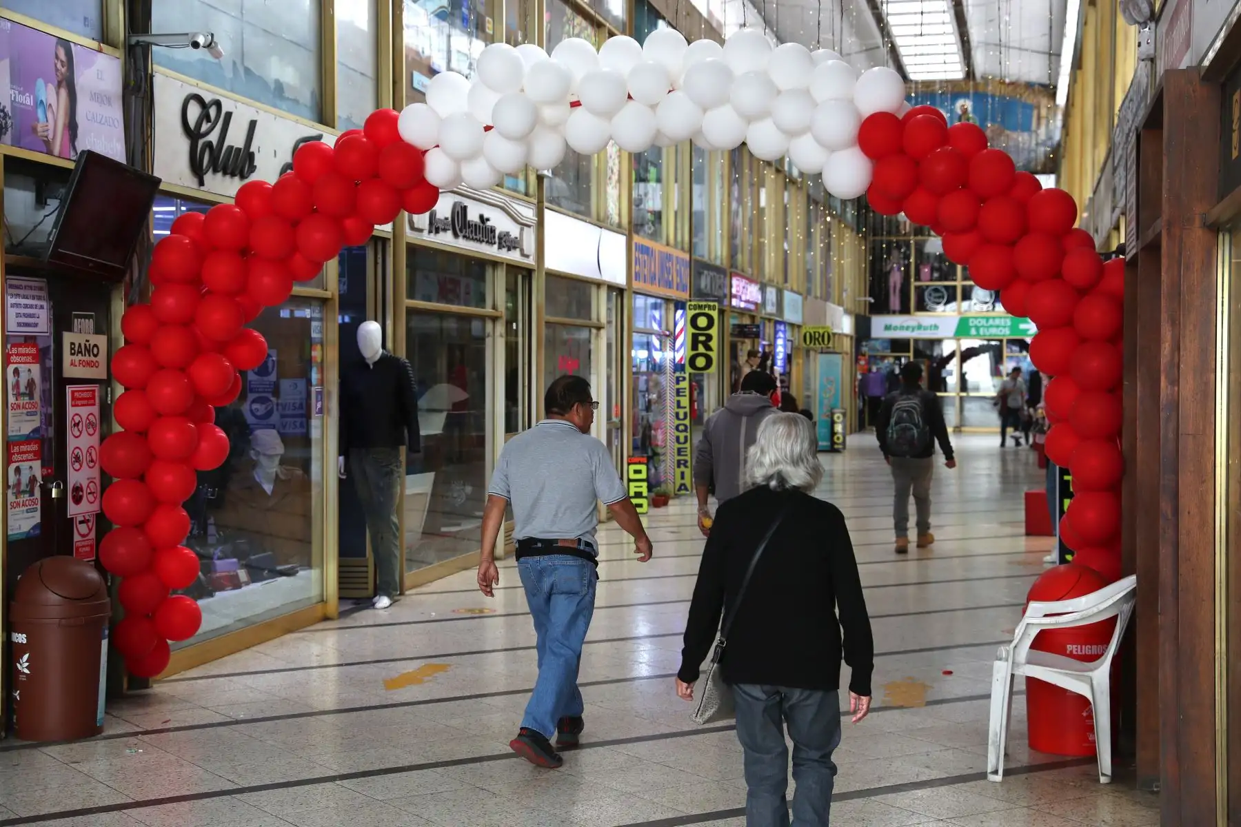 La ciudad de Lima, en el mes de julio, luce con diversos símbolos patrios como banderas, escarapelas, entre otros arreglos, por conmemorarse las Fiestas Patrias de Perú. Foto: ANDINA/Daniel Bracamonte
