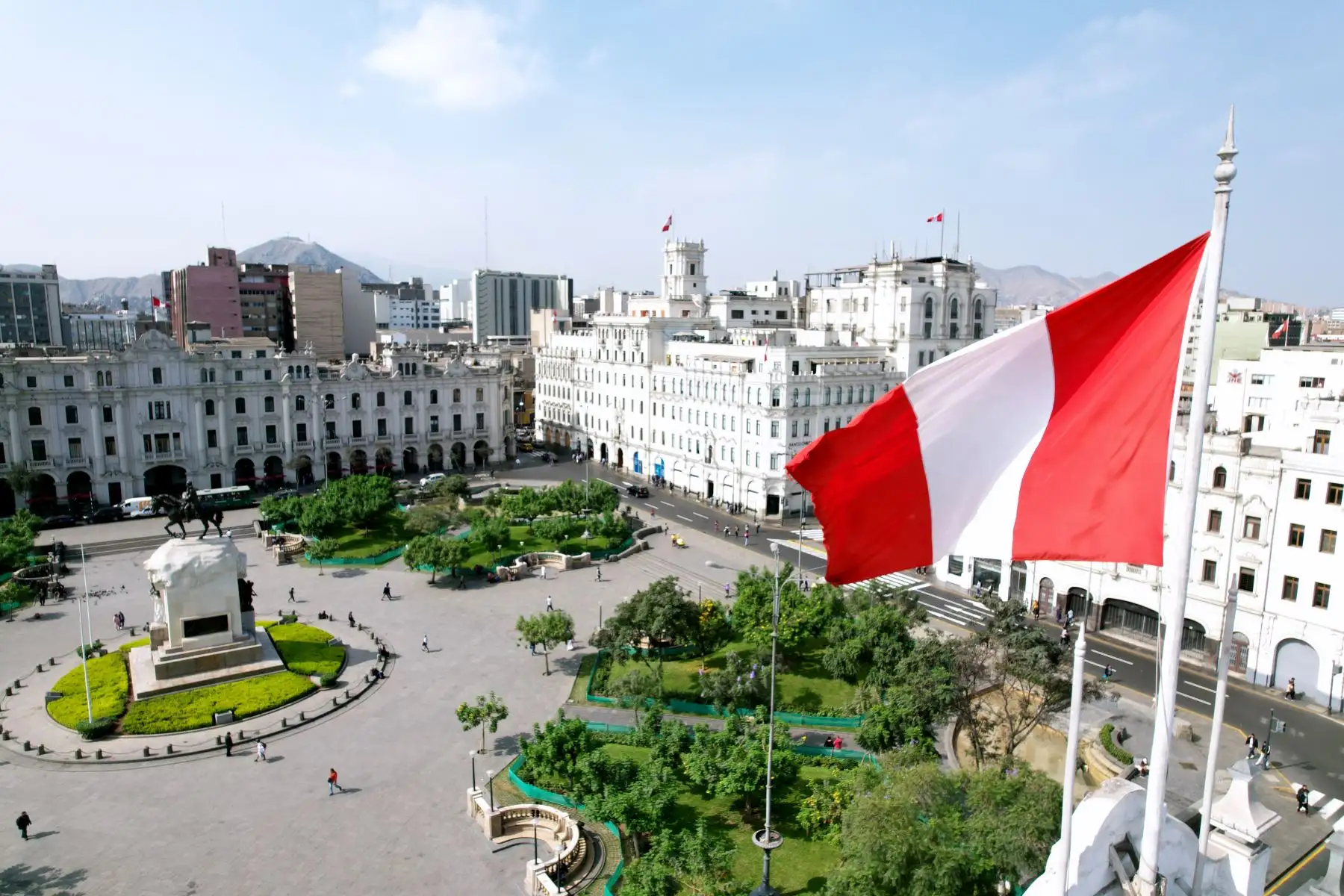 La ciudad de Lima, en el mes de julio, luce con diversos símbolos patrios como banderas, escarapelas, entre otros arreglos, por conmemorarse las Fiestas Patrias de Perú. Foto: ANDINA/Daniel Bracamonte