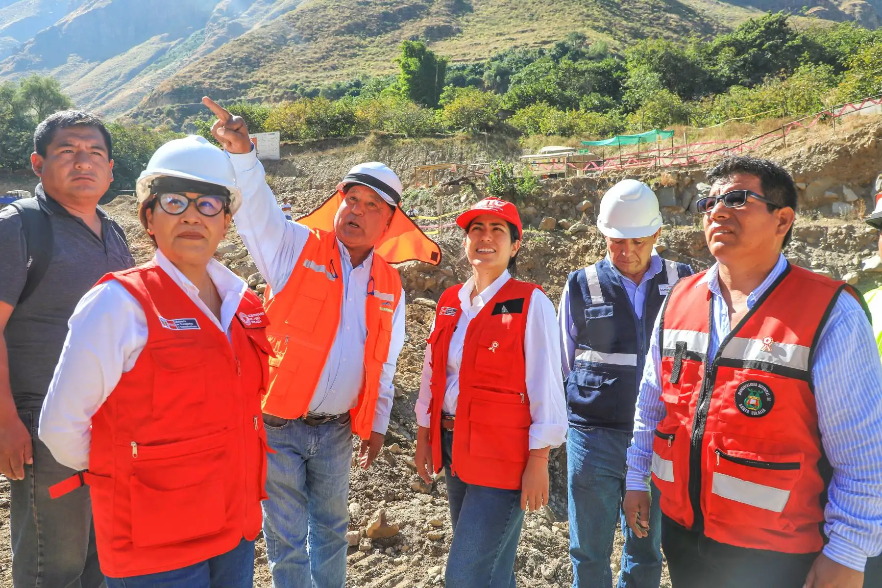 La ministra del MTC, Paola Lazarte, inspeccionó la ejecución de las obras de rehabilitación del Puente Verde, ubicado en Santa Eulalia (Huarochirí), en Lima, como parte de las obras de prevención por el fenómeno del El Niño y que beneficiará a más de 169 mil ciudadanos.La ejecución del puente definitivo de 35 metros tiene un avance del 20%. Paralelamente, se ha instalado un puente provisional de 30.8 metros para garantizar el tránsito vehicular.
Foto: ANDINA/MTC