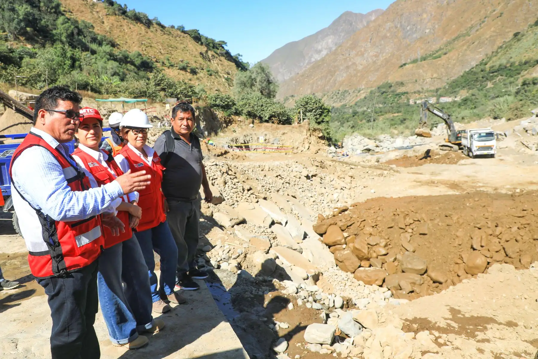 La ministra del MTC, Paola Lazarte, inspeccionó la ejecución de las obras de rehabilitación del Puente Verde, ubicado en Santa Eulalia (Huarochirí), en Lima, como parte de las obras de prevención por el fenómeno del El Niño y que beneficiará a más de 169 mil ciudadanos.La ejecución del puente definitivo de 35 metros tiene un avance del 20%. Paralelamente, se ha instalado un puente provisional de 30.8 metros para garantizar el tránsito vehicular.
Foto: ANDINA/MTC