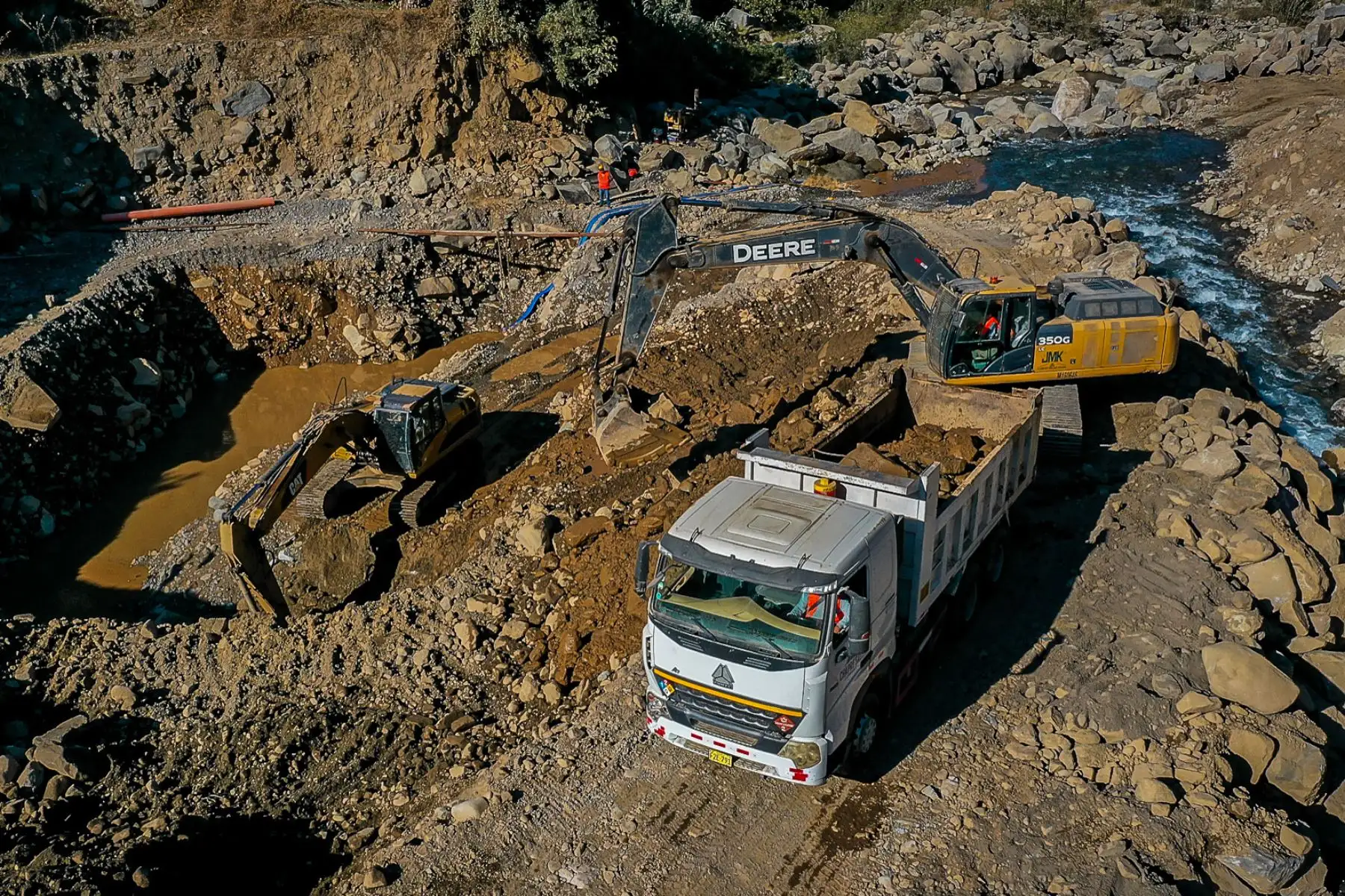 La ministra del MTC, Paola Lazarte, inspeccionó la ejecución de las obras de rehabilitación del Puente Verde, ubicado en Santa Eulalia (Huarochirí), en Lima, como parte de las obras de prevención por el fenómeno del El Niño y que beneficiará a más de 169 mil ciudadanos.La ejecución del puente definitivo de 35 metros tiene un avance del 20%. Paralelamente, se ha instalado un puente provisional de 30.8 metros para garantizar el tránsito vehicular.
Foto: ANDINA/MTC
