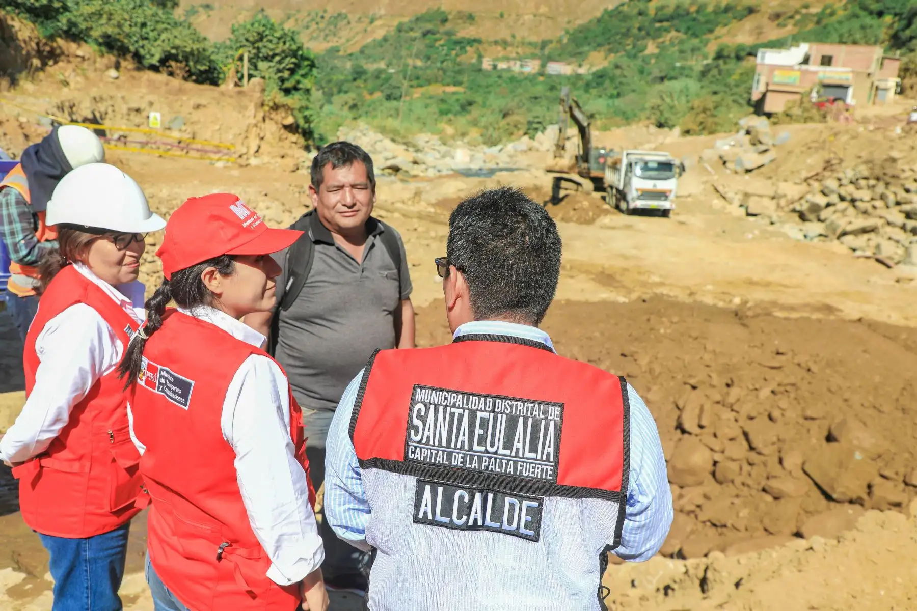 La ministra del MTC, Paola Lazarte, inspeccionó la ejecución de las obras de rehabilitación del Puente Verde, ubicado en Santa Eulalia (Huarochirí), en Lima, como parte de las obras de prevención por el fenómeno del El Niño y que beneficiará a más de 169 mil ciudadanos.La ejecución del puente definitivo de 35 metros tiene un avance del 20%. Paralelamente, se ha instalado un puente provisional de 30.8 metros para garantizar el tránsito vehicular.
Foto: ANDINA/MTC