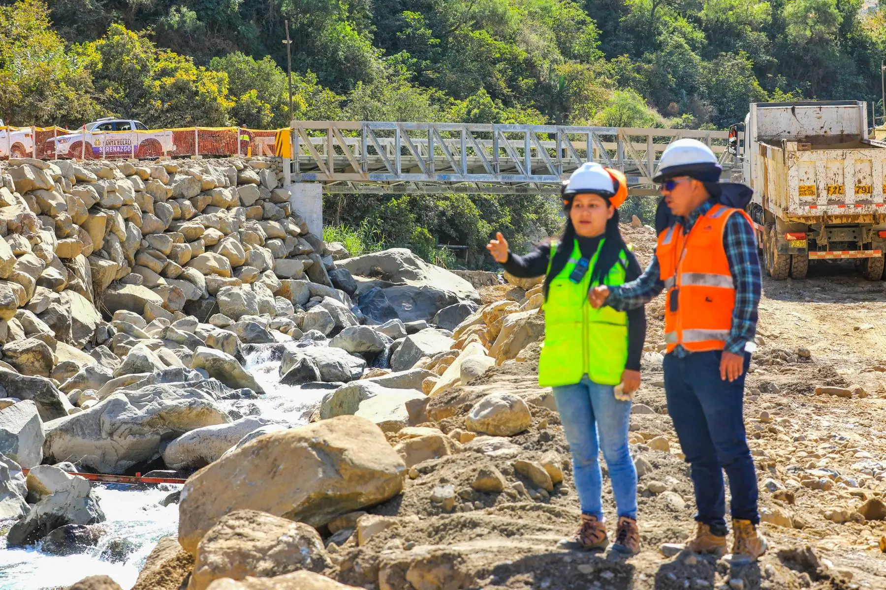 La ministra del MTC, Paola Lazarte, inspeccionó la ejecución de las obras de rehabilitación del Puente Verde, ubicado en Santa Eulalia (Huarochirí), en Lima, como parte de las obras de prevención por el fenómeno del El Niño y que beneficiará a más de 169 mil ciudadanos.La ejecución del puente definitivo de 35 metros tiene un avance del 20%. Paralelamente, se ha instalado un puente provisional de 30.8 metros para garantizar el tránsito vehicular.
Foto: ANDINA/MTC