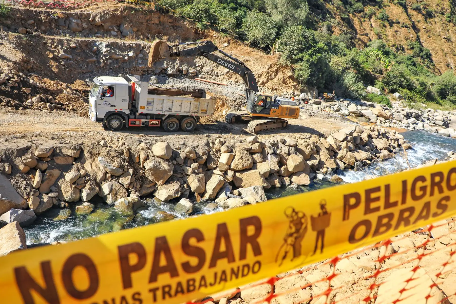 La ministra del MTC, Paola Lazarte, inspeccionó la ejecución de las obras de rehabilitación del Puente Verde, ubicado en Santa Eulalia (Huarochirí), en Lima, como parte de las obras de prevención por el fenómeno del El Niño y que beneficiará a más de 169 mil ciudadanos.La ejecución del puente definitivo de 35 metros tiene un avance del 20%. Paralelamente, se ha instalado un puente provisional de 30.8 metros para garantizar el tránsito vehicular.
Foto: ANDINA/MTC