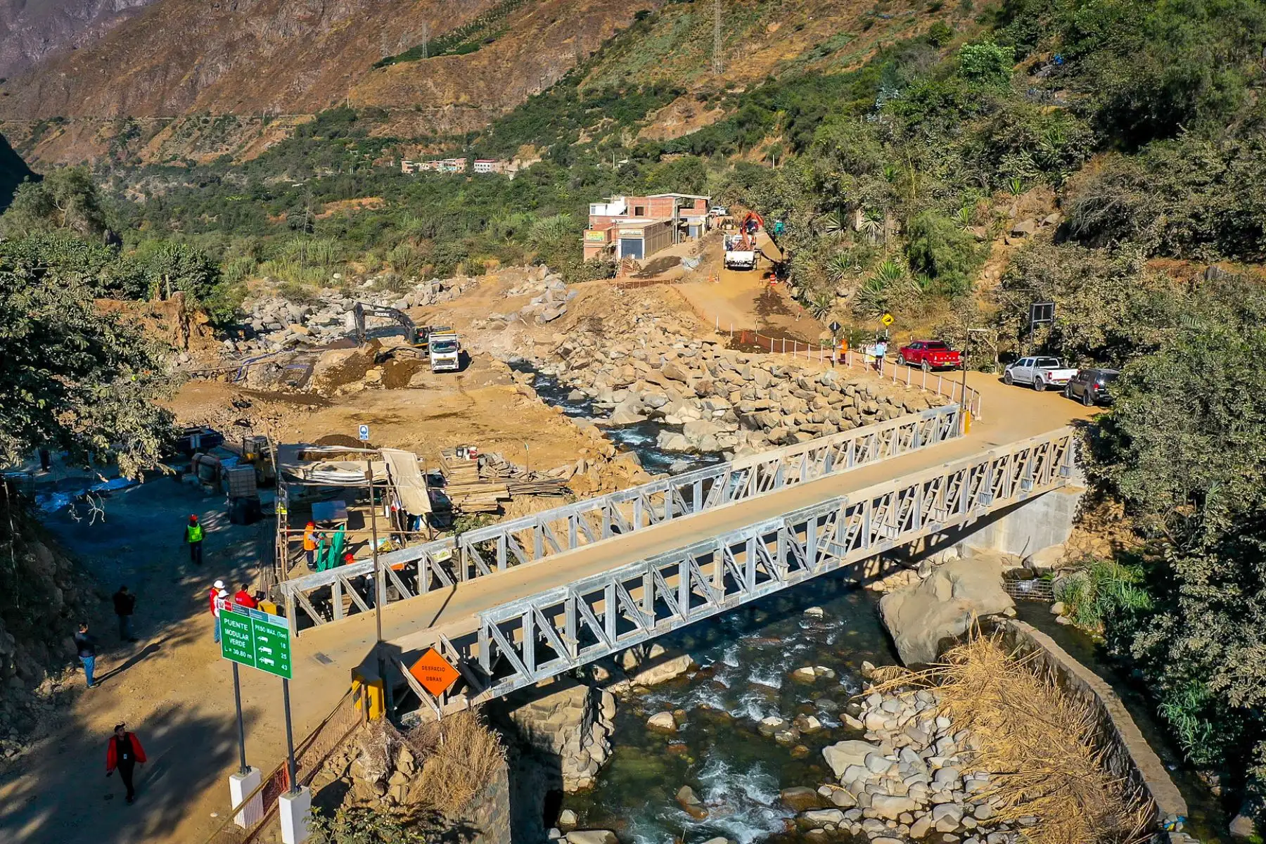 La ministra del MTC, Paola Lazarte, inspeccionó la ejecución de las obras de rehabilitación del Puente Verde, ubicado en Santa Eulalia (Huarochirí), en Lima, como parte de las obras de prevención por el fenómeno del El Niño y que beneficiará a más de 169 mil ciudadanos.La ejecución del puente definitivo de 35 metros tiene un avance del 20%. Paralelamente, se ha instalado un puente provisional de 30.8 metros para garantizar el tránsito vehicular.
Foto: ANDINA/MTC