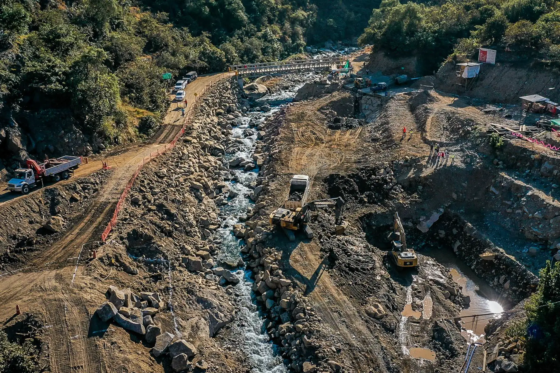 La ministra del MTC, Paola Lazarte, inspeccionó la ejecución de las obras de rehabilitación del Puente Verde, ubicado en Santa Eulalia (Huarochirí), en Lima, como parte de las obras de prevención por el fenómeno del El Niño y que beneficiará a más de 169 mil ciudadanos.La ejecución del puente definitivo de 35 metros tiene un avance del 20%. Paralelamente, se ha instalado un puente provisional de 30.8 metros para garantizar el tránsito vehicular.
Foto: ANDINA/MTC