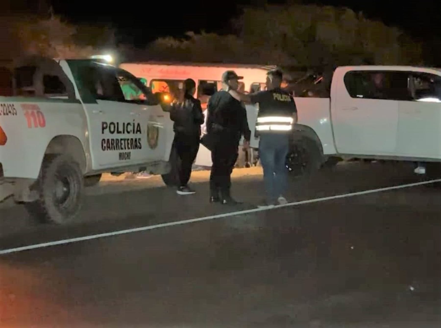 Presuntos sicarios asesinaron anoche a tres personas, entre ellas un policía, que viajaban en una camioneta van que cubría la ruta Trujillo-Chao, región La Libertad. ANDINA/Difusión