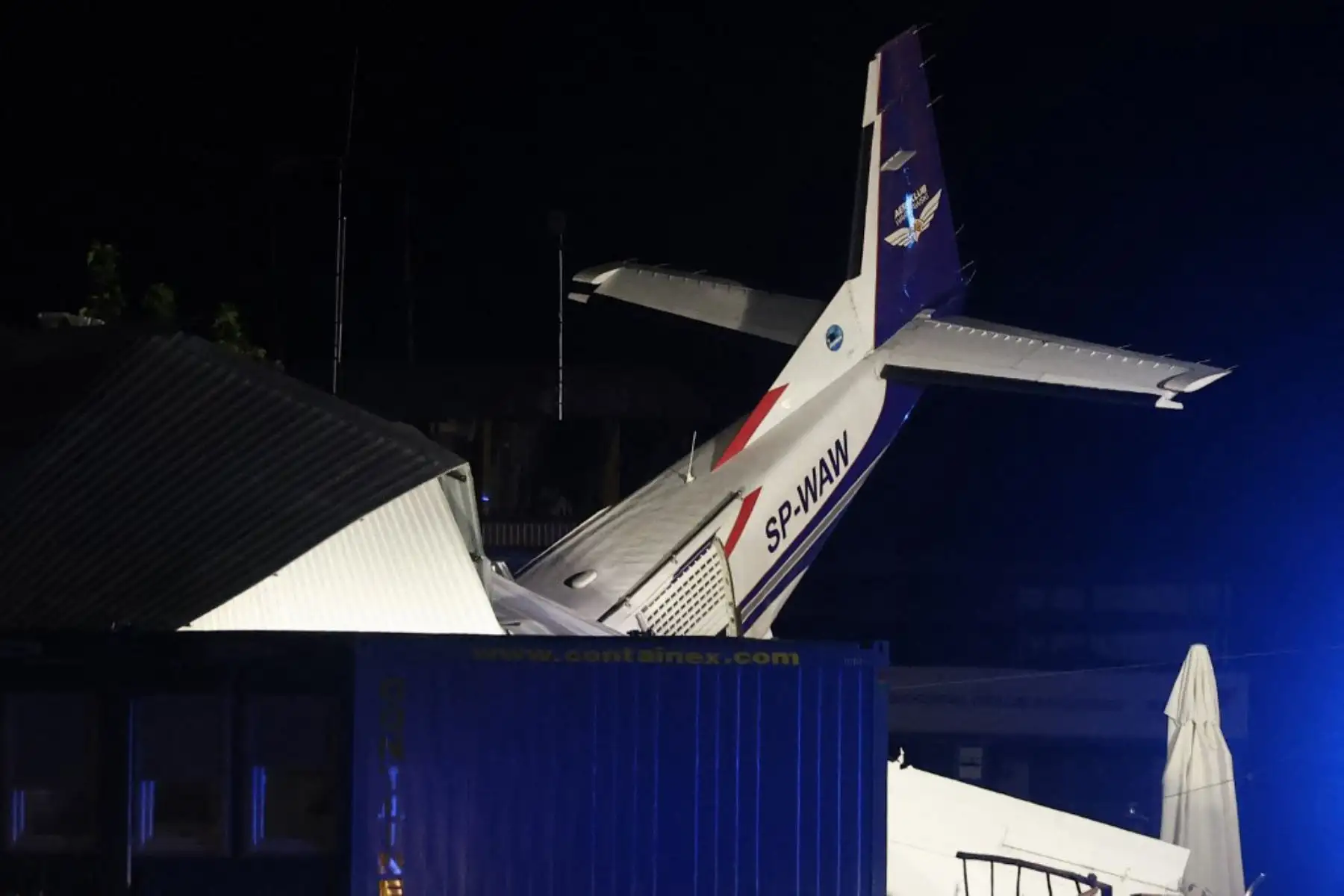Los equipos de rescate señalaron que el avión, con tres ocupantes, chocó contra un hangar donde había 13 personas refugiándose de la tormenta. Foto: AFP