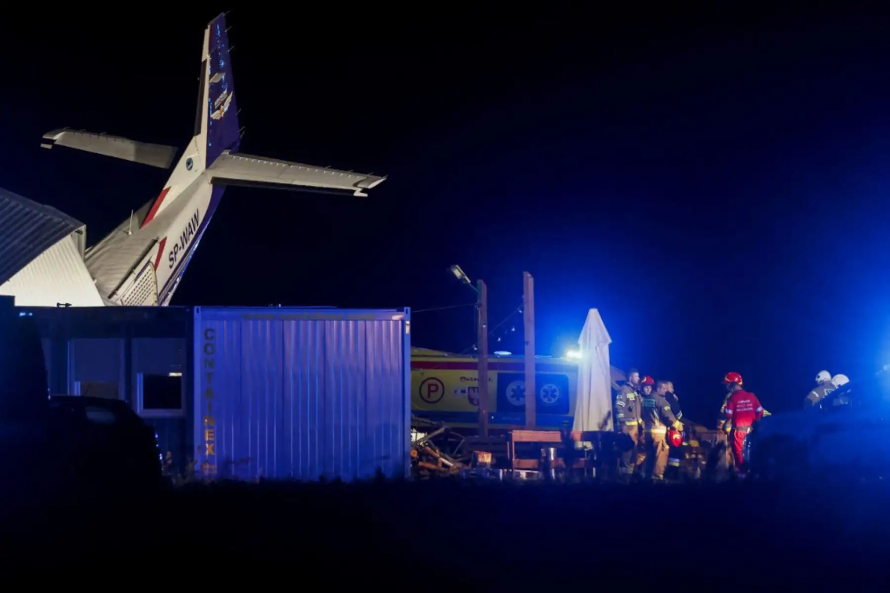 El avión cayó en el pueblo de Chrcynno, a 47 kilómetros de Varsovia, en un pequeño aeropuerto conocido por el entrenamiento de paracaidismo. Foto: AFP