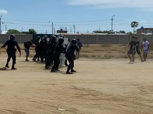 Policías realizan prácticas y simulaciones de enfrentamiento contra manifestantes en Tumbes, para evitar que la violencia se desborde.