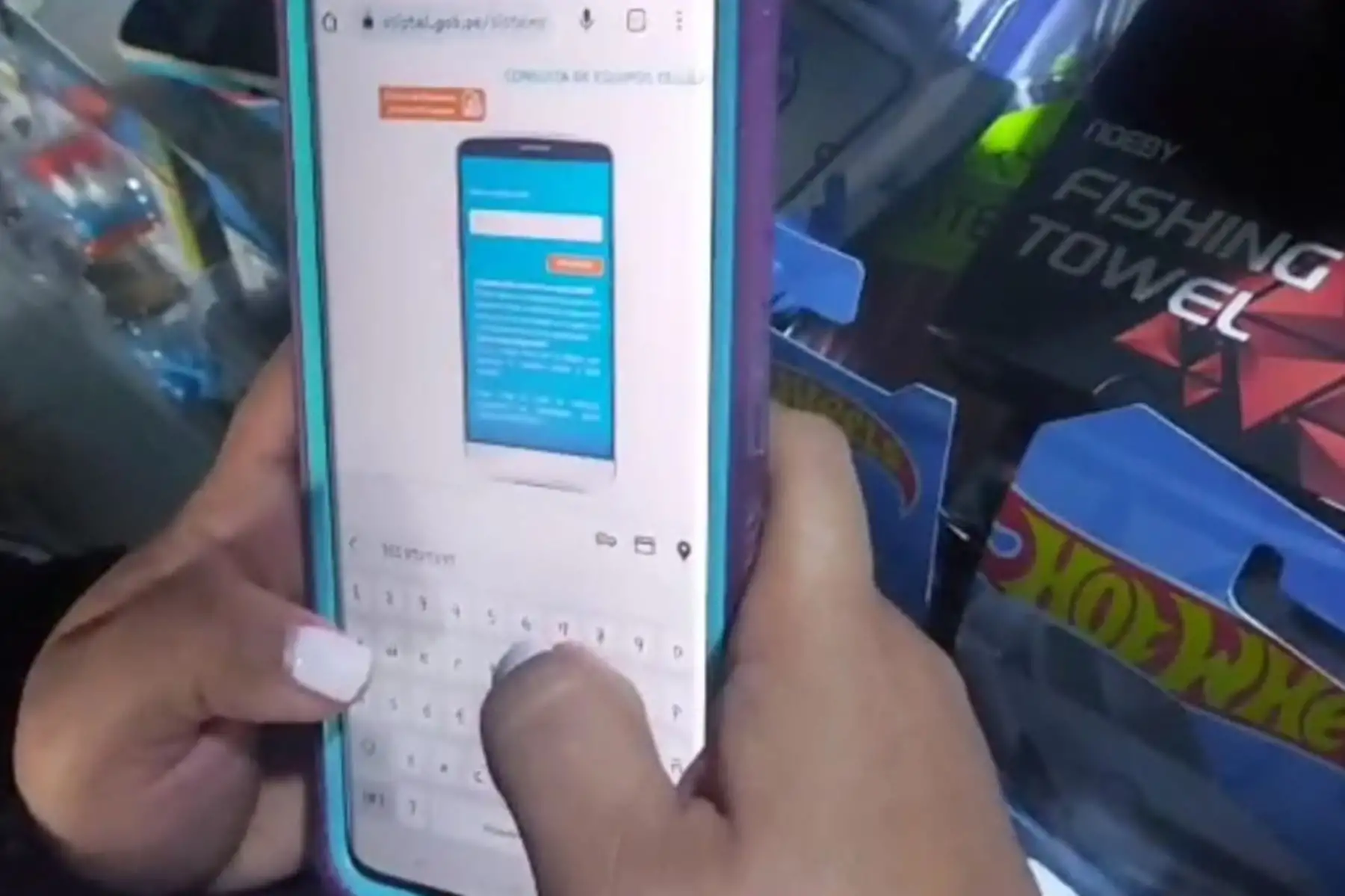 La Policía Nacional y el Ministerio Público realizan esta mañana un megaoperativo en el centro comercial Las Malvinas, en el Cercado de Lima, a fin de incautar equipos de telefonía móvil de dudosa procedencia, informaron fuentes fiscales. Foto: Captura TV