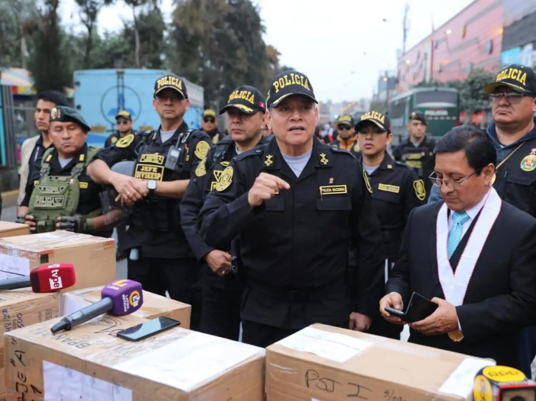 El comandante general de la PNP, Jorge Luis Angulo Tejada brinda detalles del megaoperativo realizado en el centro comercial Mesa Redonda en las Malvinas, donde se viene incautando gran cantidad de celulares de procedencia ilegal. Foto: PNP