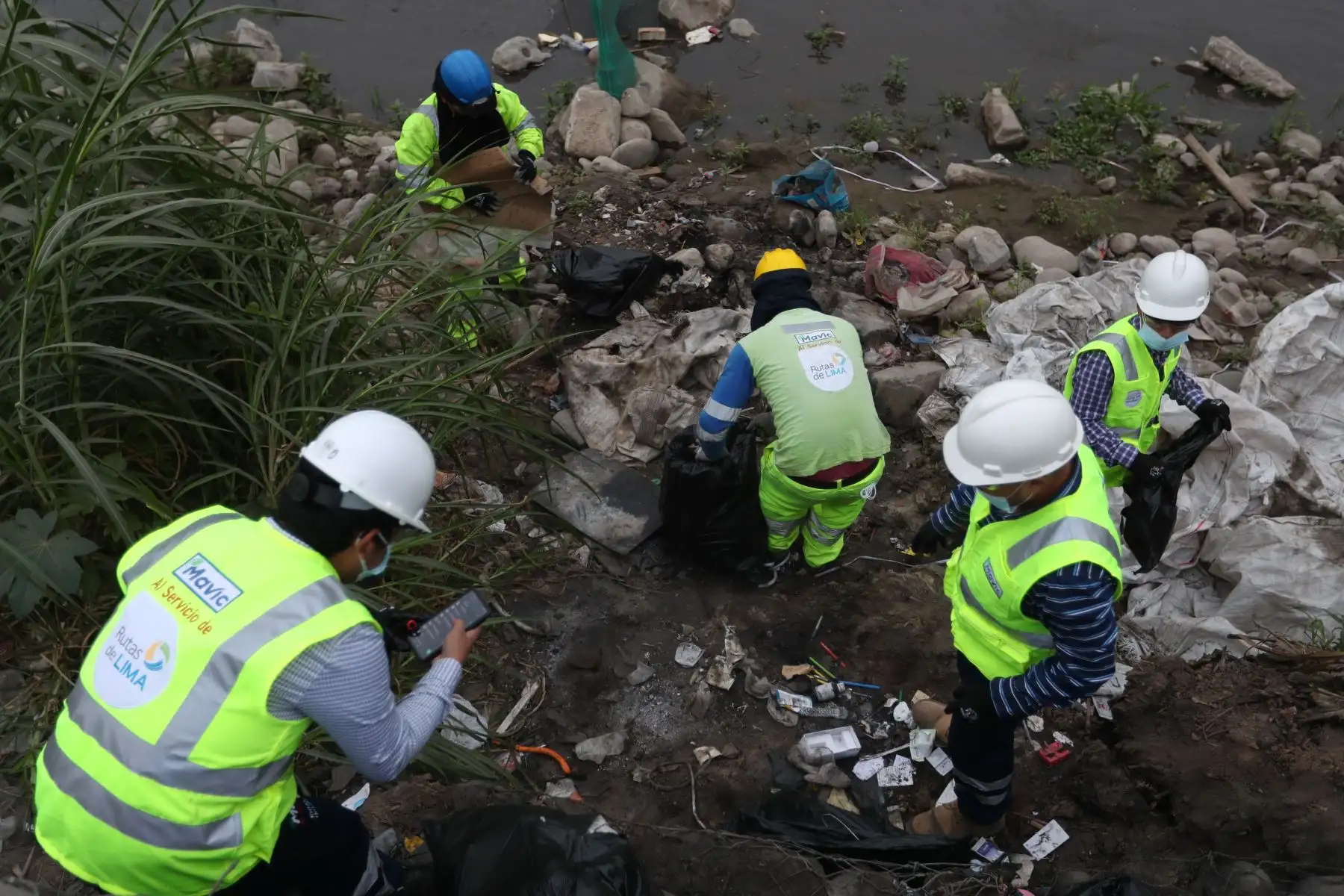 En los trabajos de limpieza de la ribera del río Chillón participaron personal del Ministerio del Ambiente, de la Municipalidad de Los Olivos, de la Municipalidad de Puente Piedra y de la OEFA, entre otras instituciones. Foto: ANDINA/Daniel Bracamonte