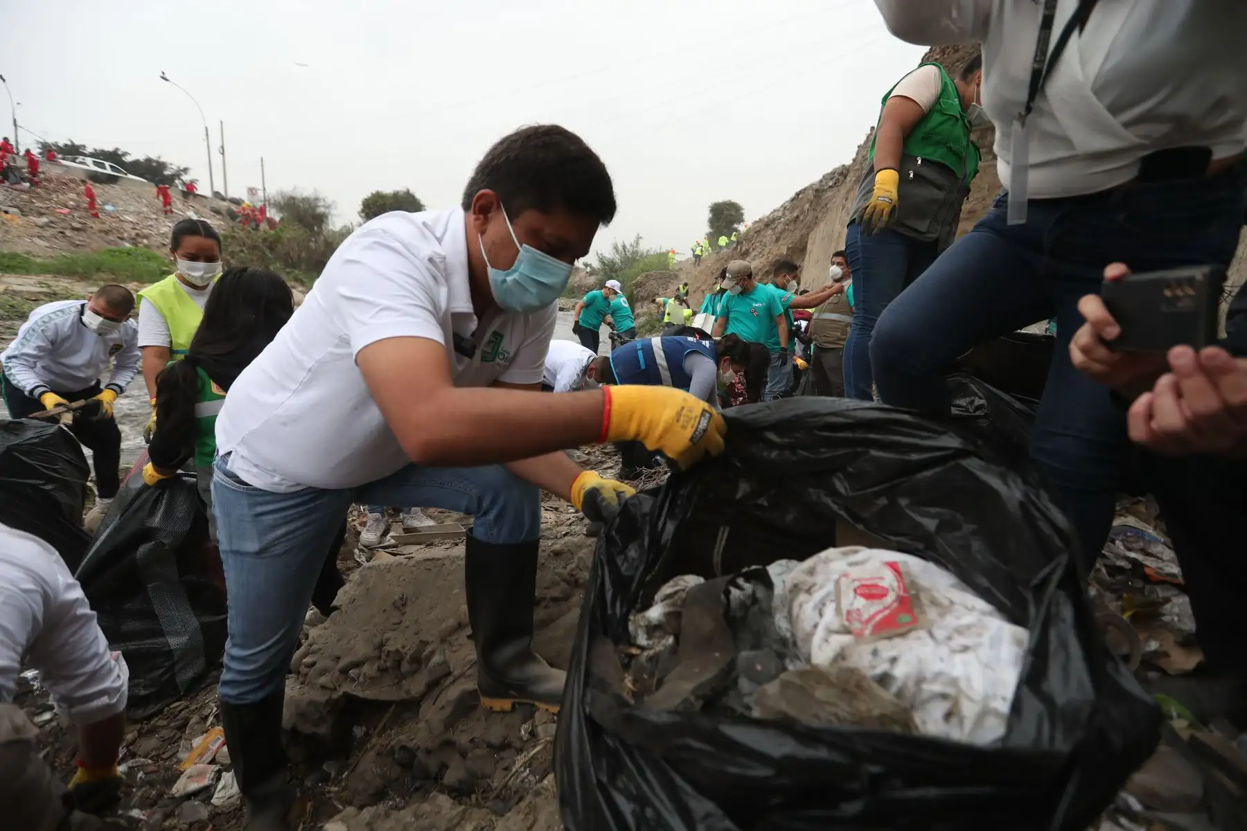 El alcalde de Los Olivos, Luis Castillo, participó en los trabajos de limpieza de la ribera del río Chillón en los Olivos. Foto: ANDINA/Daniel Bracamonte
