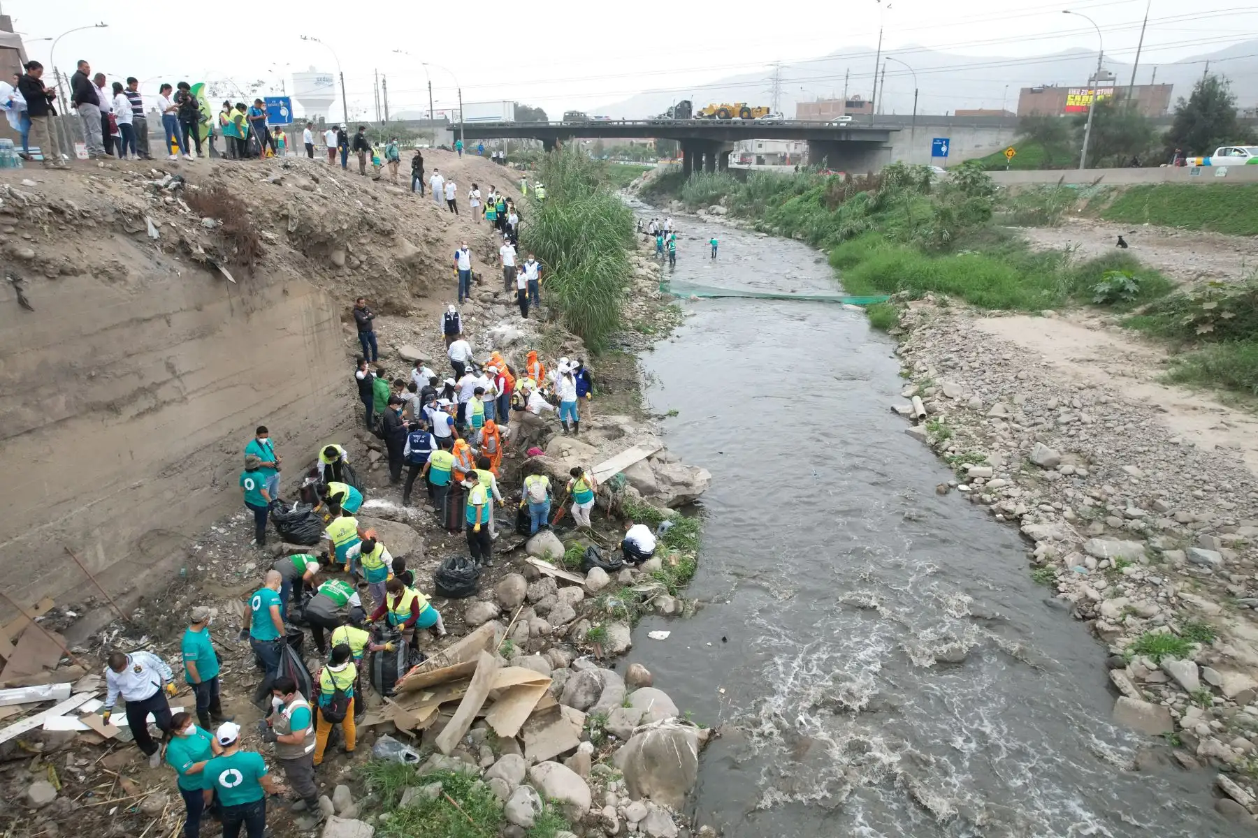 Miembros de instituciones públicas se organizaron para limpiar la ribera del río Chillón en Los Olivos, seriamente afectado por la contaminación. Foto: ANDINA/Daniel Bracamonte