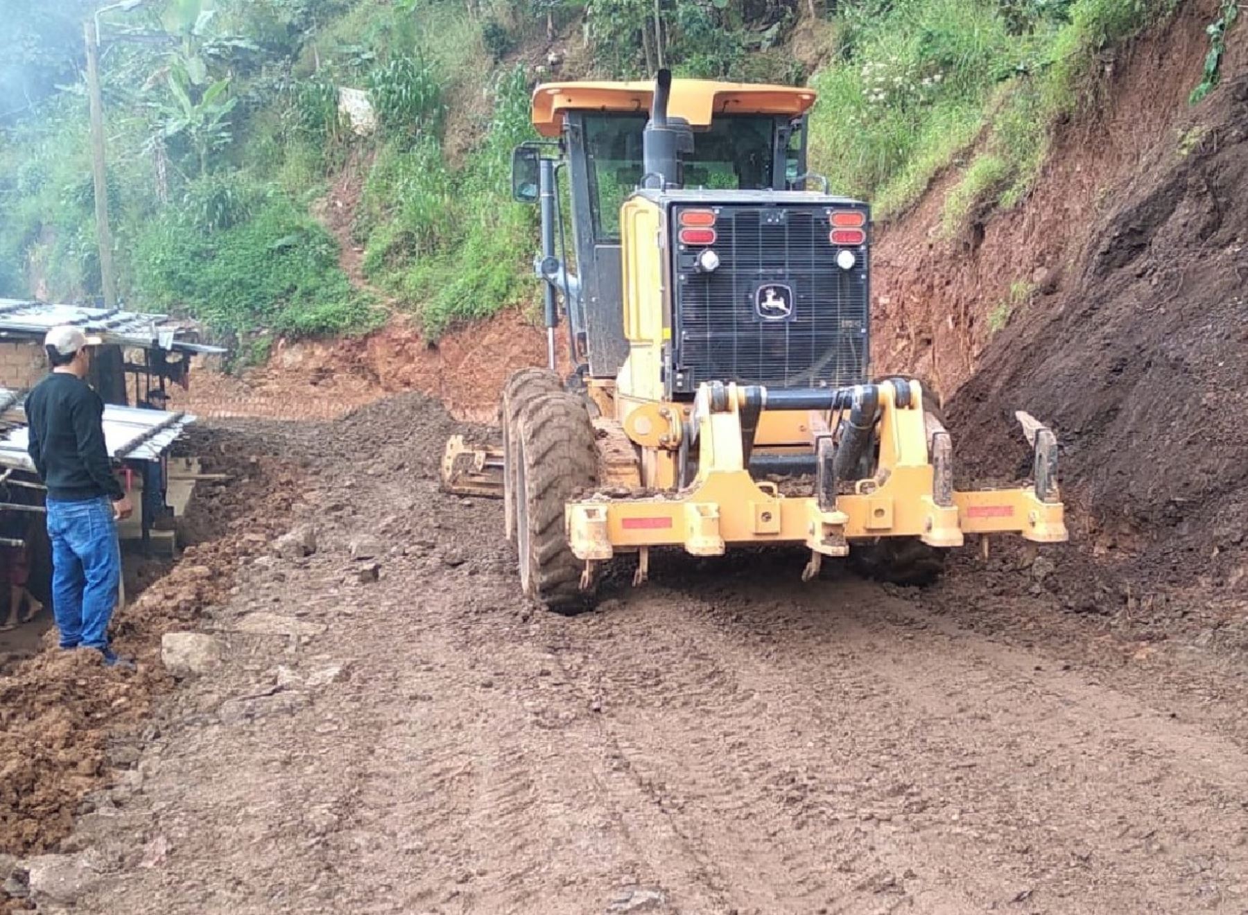 Con apoyo de maquinaria pesada continúan trabajos para mantener la transitabilidad en la vía alterna de la carretera Canchaque-Huancabamba, afectada en marzo por derrumbes causados por lluvias intensas. Foto: ANDINA/difusión.