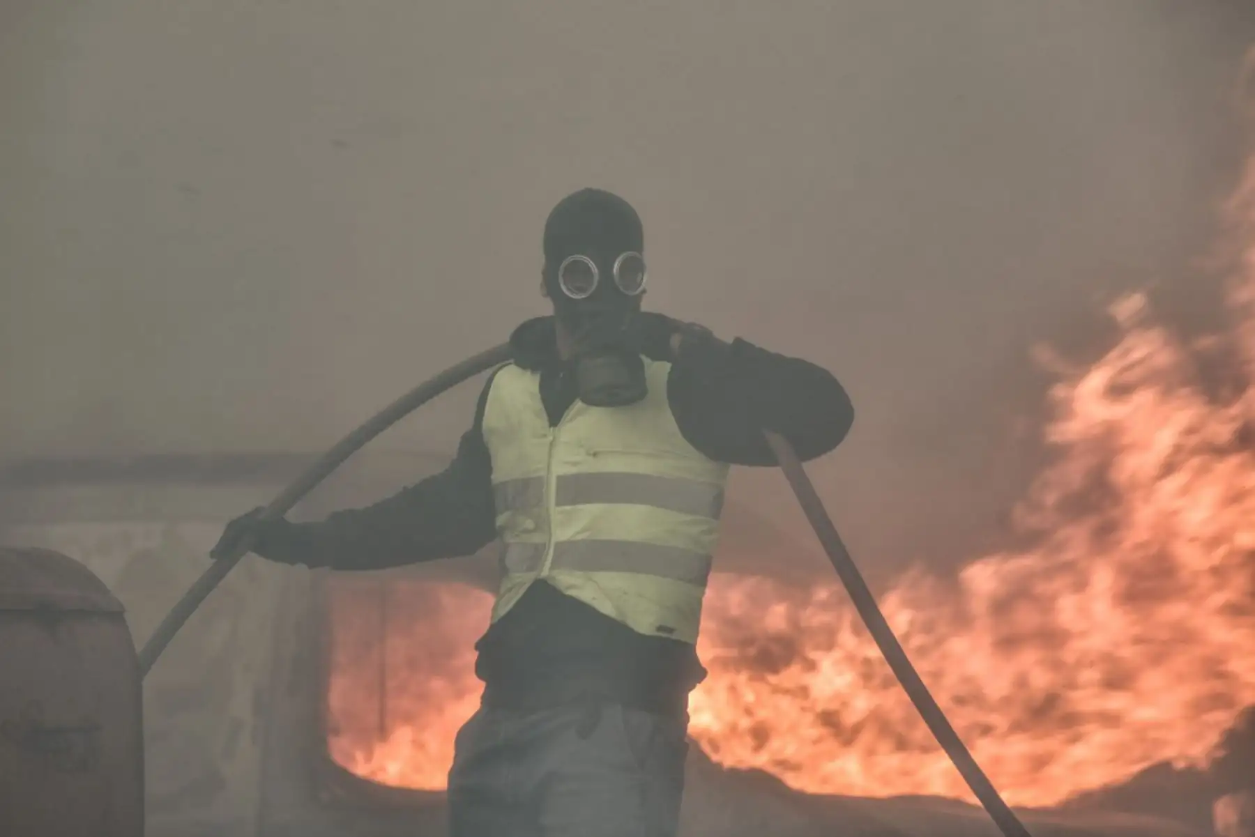Un residente local lucha contra el furioso incendio en el área de Lagonisi, a unos 35 kilómetros de Atenas. Foto: AFP