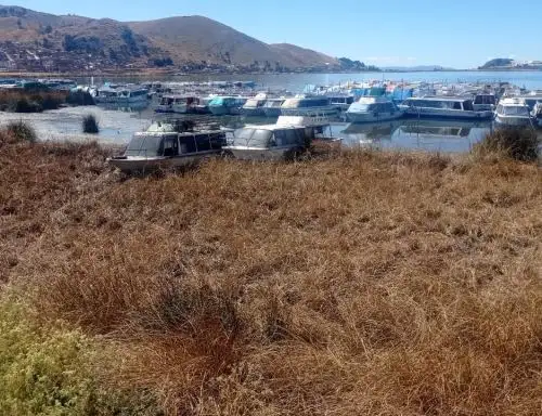 El nivel del agua del lago Titicaca registra un significativo descenso a causa del déficit hídrico que afecta a Puno. Esta situación perjudica al transporte turístico que opera en el lago. Foto: Sergio Mamani