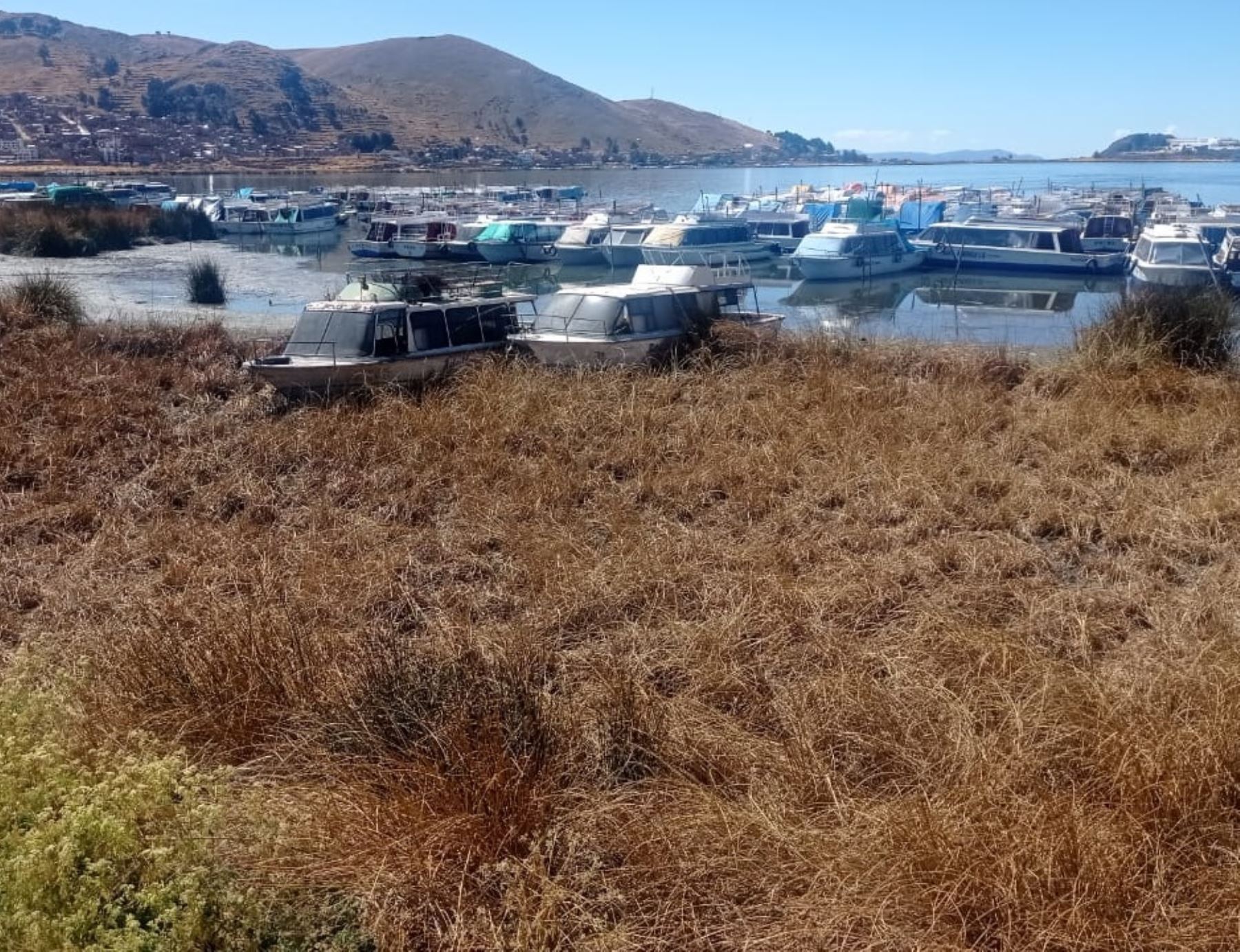 El nivel del agua del lago Titicaca registra un significativo descenso a causa del déficit hídrico que afecta a Puno. Esta situación perjudica al transporte turístico que opera en el lago. Foto: Sergio Mamani