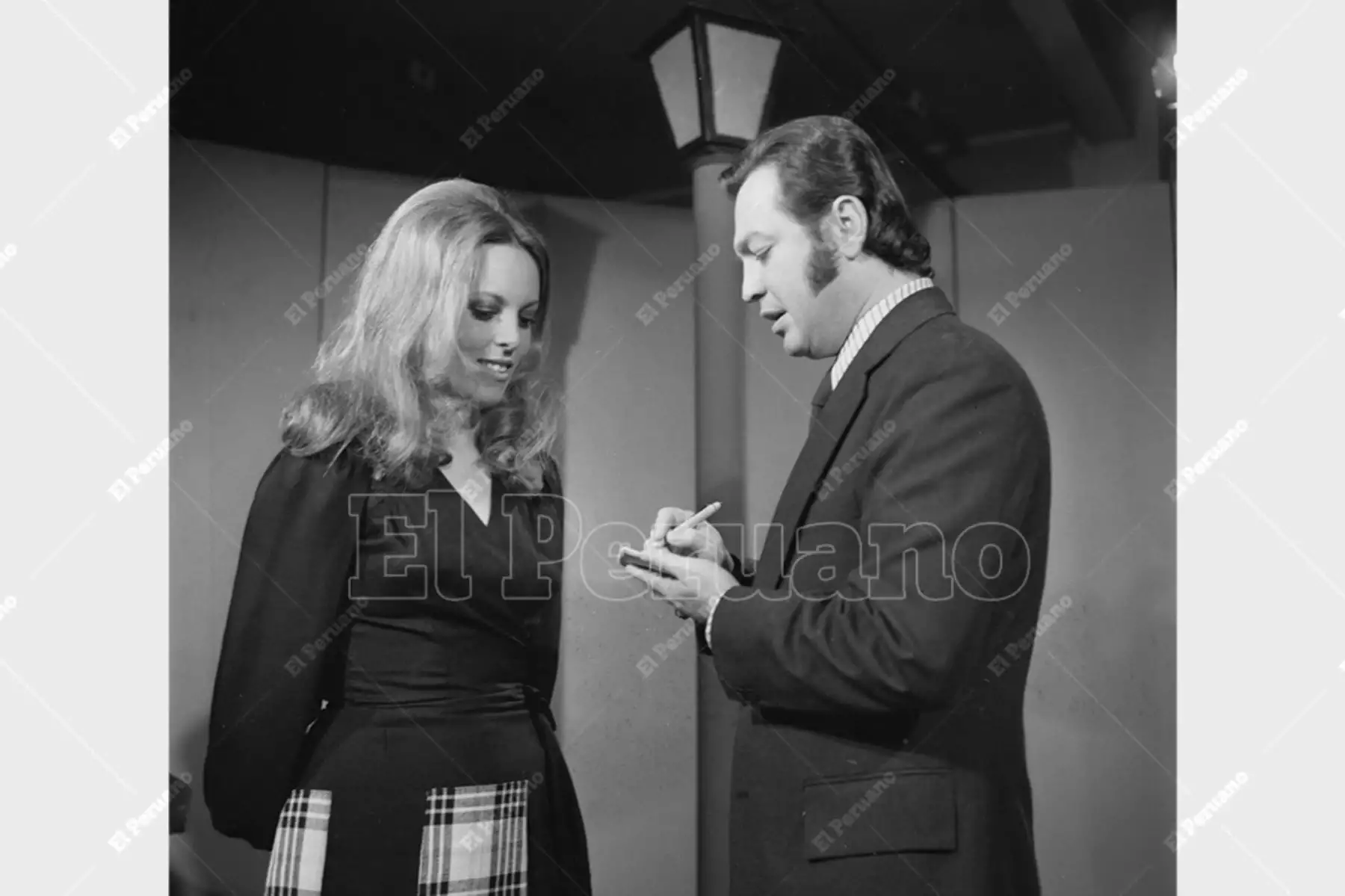 Lima - 10 noviembre 1974 /  La modelo y actriz Cuchita Salazar,  junto a Luis Ángel Pinasco. Foto: Archivo Histórico de El Peruano / René Pinedo