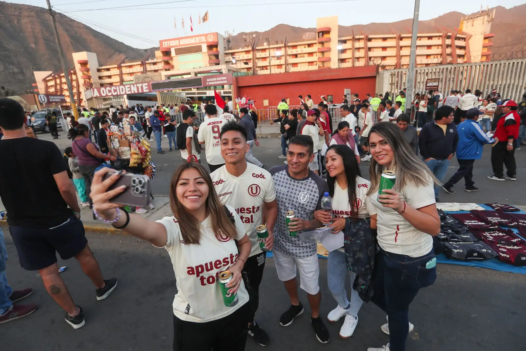 Desde tempranas horas miles de hinchas de Universitario de Deportes se congregan en el estadio Monumental de Ate para alentar durante el partido de la copa Sudamericana entre Universitario vs Corinthians de Brasil Foto: ANDINA/Ricardo Cuba