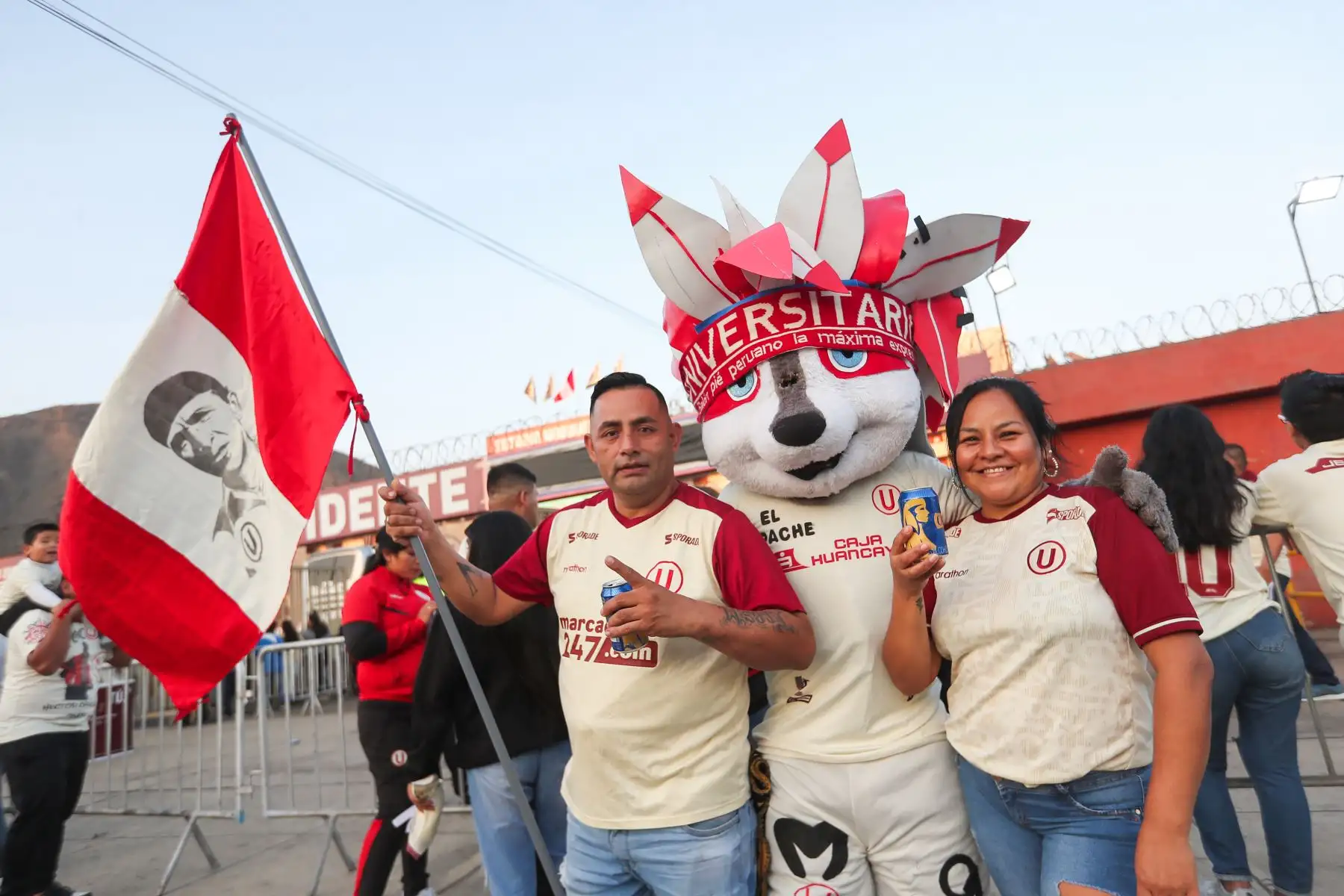 Desde tempranas horas miles de hinchas de Universitario de Deportes se congregan en el estadio Monumental de Ate para alentar durante el partido de la copa Sudamericana entre Universitario vs Corinthians de Brasil Foto: ANDINA/Ricardo Cuba