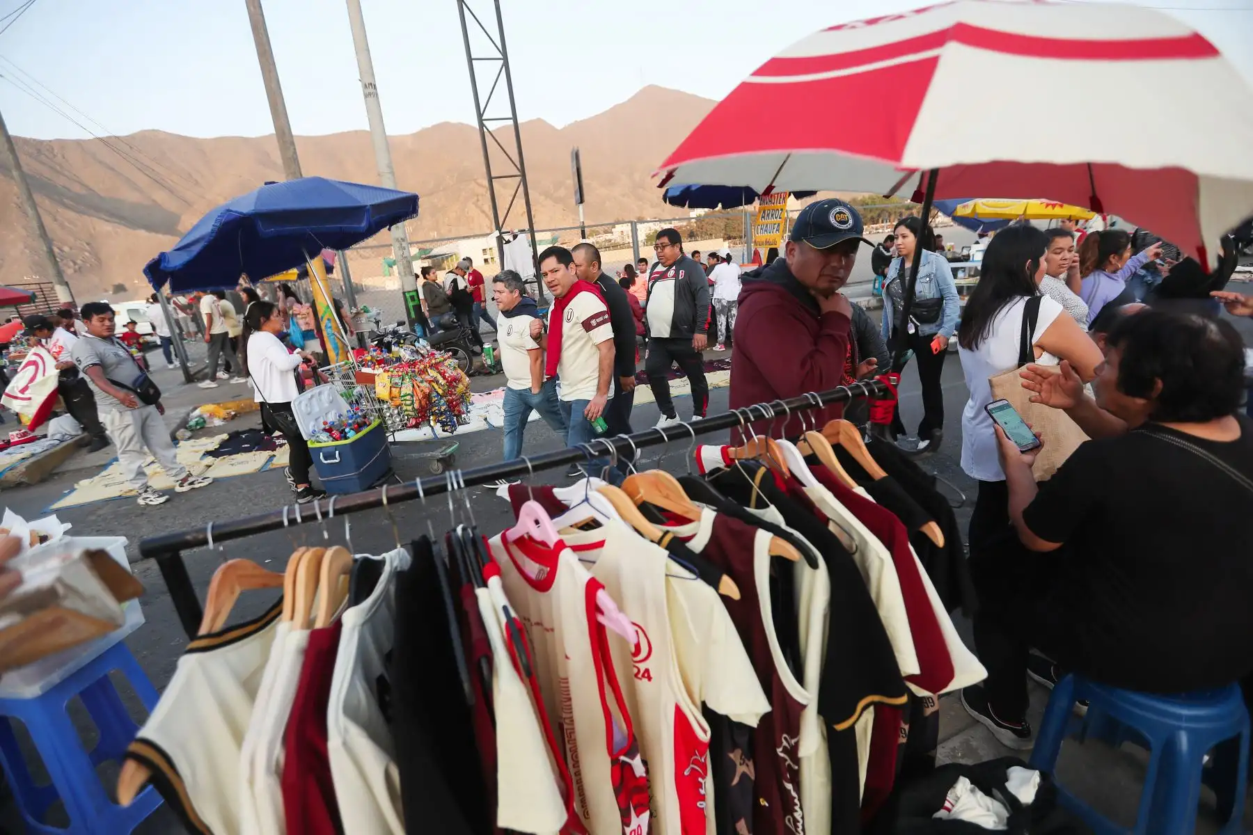 Desde tempranas horas miles de hinchas de Universitario de Deportes se congregan en el estadio Monumental de Ate para alentar durante el partido de la copa Sudamericana entre Universitario vs Corinthians de Brasil Foto: ANDINA/Ricardo Cuba