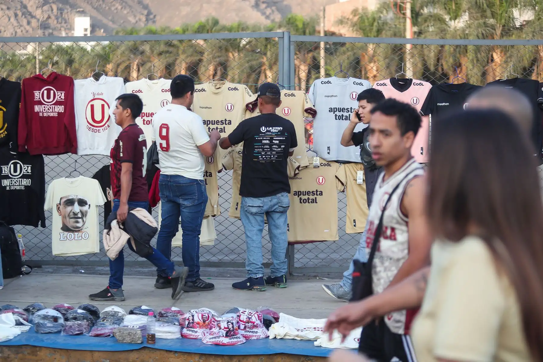 Desde tempranas horas miles de hinchas de Universitario de Deportes se congregan en el estadio Monumental de Ate para alentar durante el partido de la copa Sudamericana entre Universitario vs Corinthians de Brasil Foto: ANDINA/Ricardo Cuba