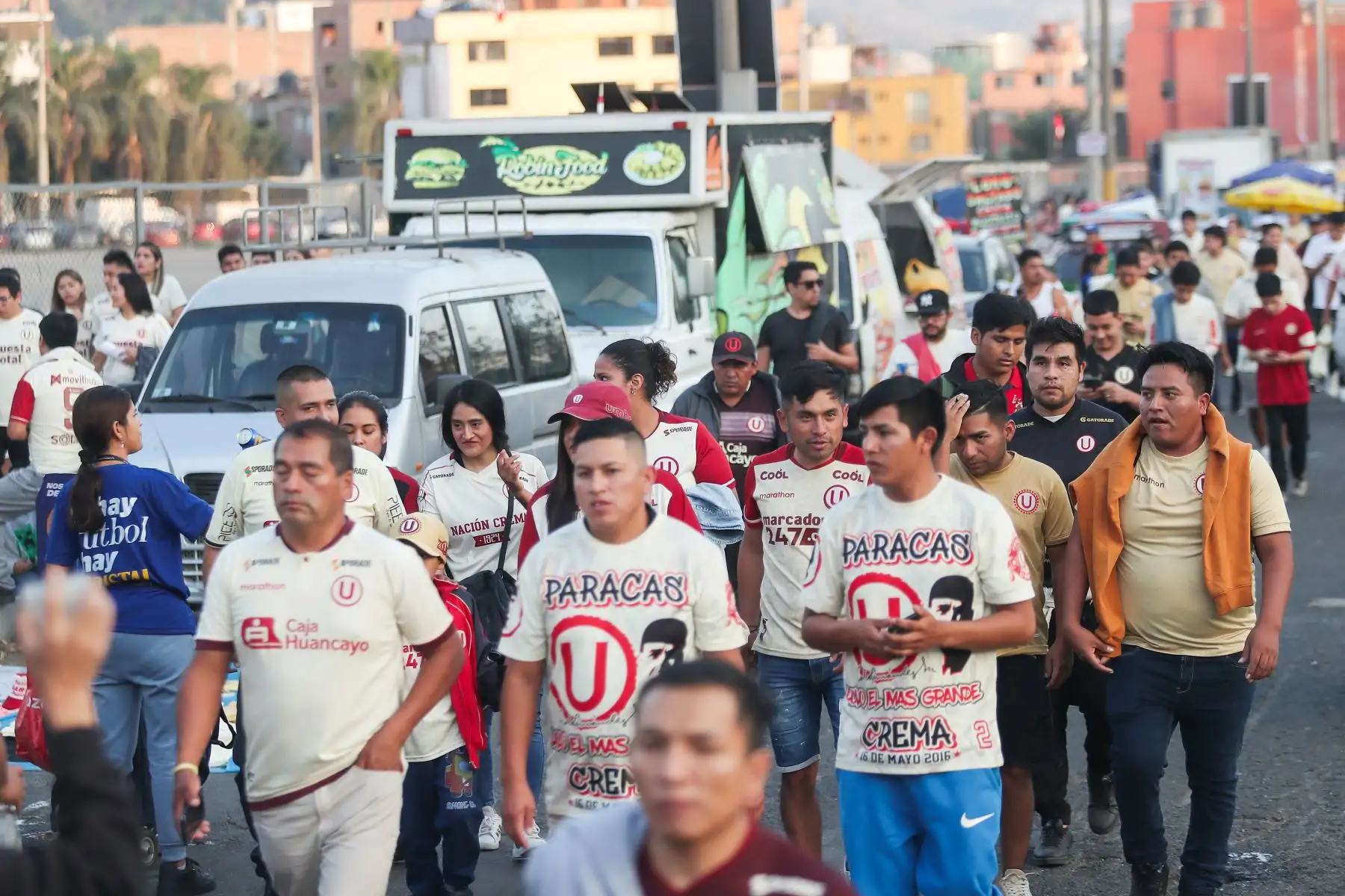 Desde tempranas horas miles de hinchas de Universitario de Deportes se congregan en el estadio Monumental de Ate para alentar durante el partido de la copa Sudamericana entre Universitario vs Corinthians de Brasil Foto: ANDINA/Ricardo Cuba