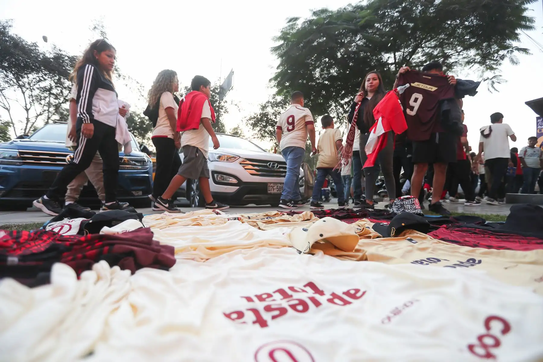 Desde tempranas horas miles de hinchas de Universitario de Deportes se congregan en el estadio Monumental de Ate para alentar durante el partido de la copa Sudamericana entre Universitario vs Corinthians de Brasil Foto: ANDINA/Ricardo Cuba