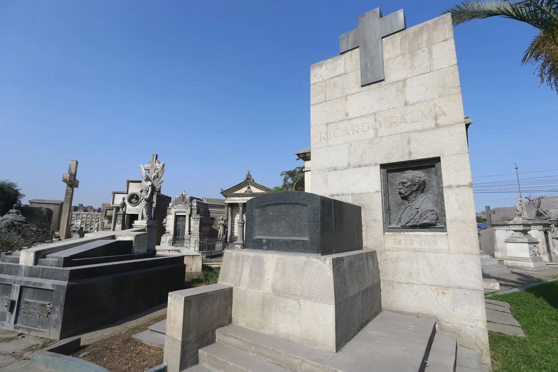 Visita al cementerio museo Presbítero Maestro, considerado por la Unesco como uno de los camposantos más bellos de Latinoamérica y reconocido como Patrimonio Cultural de la Nación, alberga héroes de la patria, expresidentes peruanos y literatos. En la imagen, una escultura dedicada a Matías Maestro, quien diseño el cementerio Presbítero Maestro.
Foto: ANDINA/ Eddy Ramos