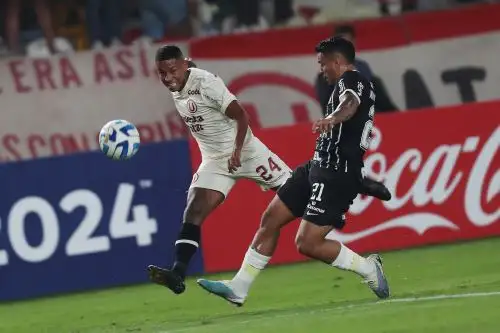 Andy Polo intenta un ataque por la banda derecha. Universitario y Corinthians se enfrentan en Ate. Foto: ANDINA/Ricardo Cuba