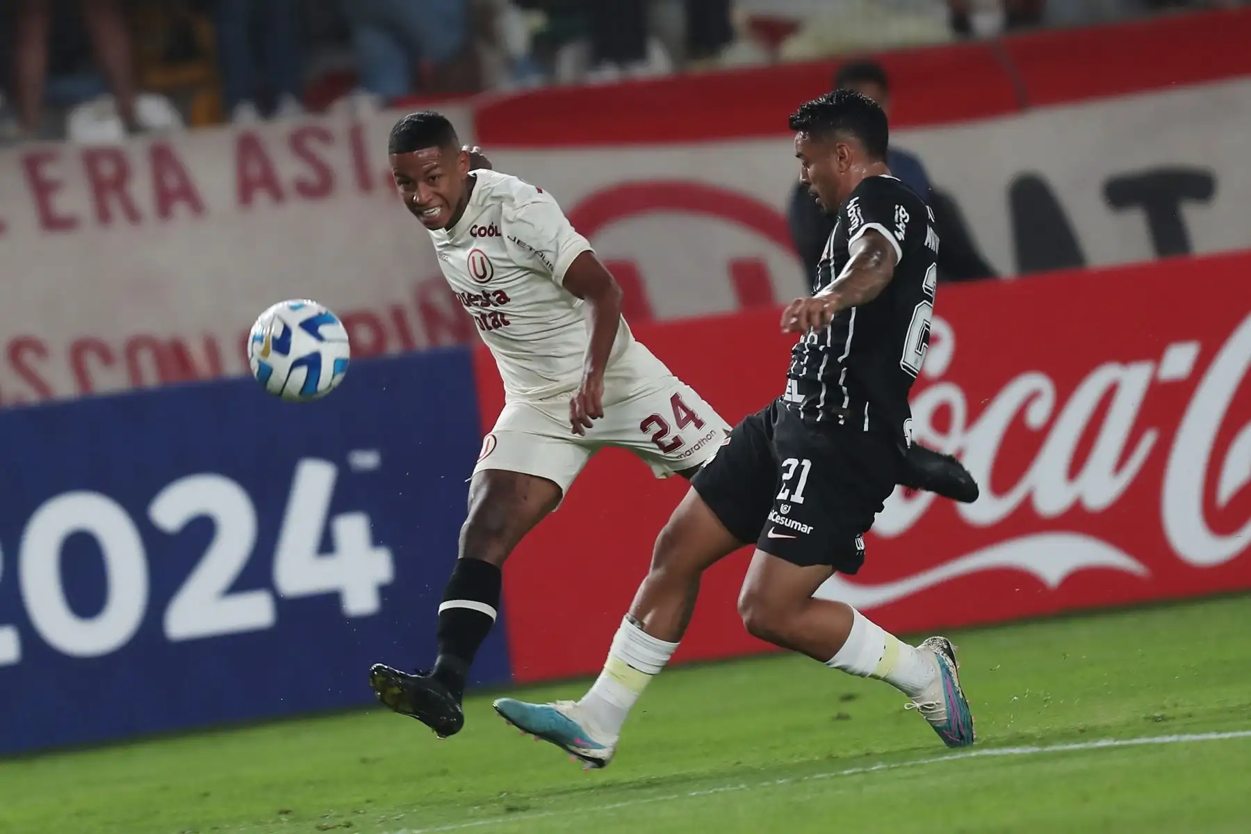 Andy Polo
 de Universitario disputa la pelota contra futbolista del Corinthians en partido por Copa Sudamericana 2023.Foto: ANDINA/Ricardo Cuba