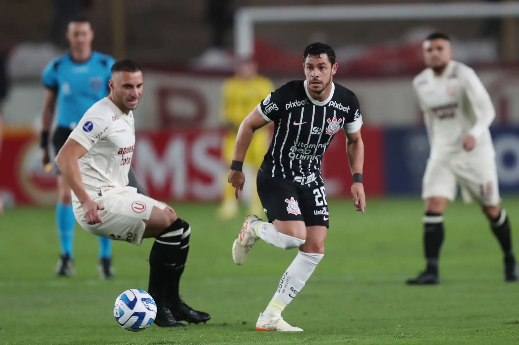 Emanuel Herrera de Universitario disputa la pelota contra futbolista del Corinthians en partido por Copa Sudamericana 2023.Foto: ANDINA/Ricardo Cuba