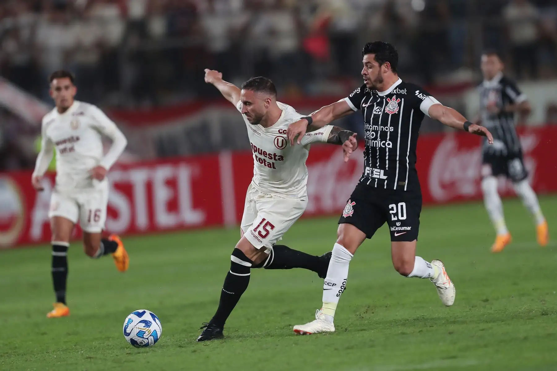 Emanuel Herrera 
de Universitario disputa la pelota contra futbolista del Corinthians en partido por Copa Sudamericana 2023.Foto: ANDINA/Ricardo Cuba
